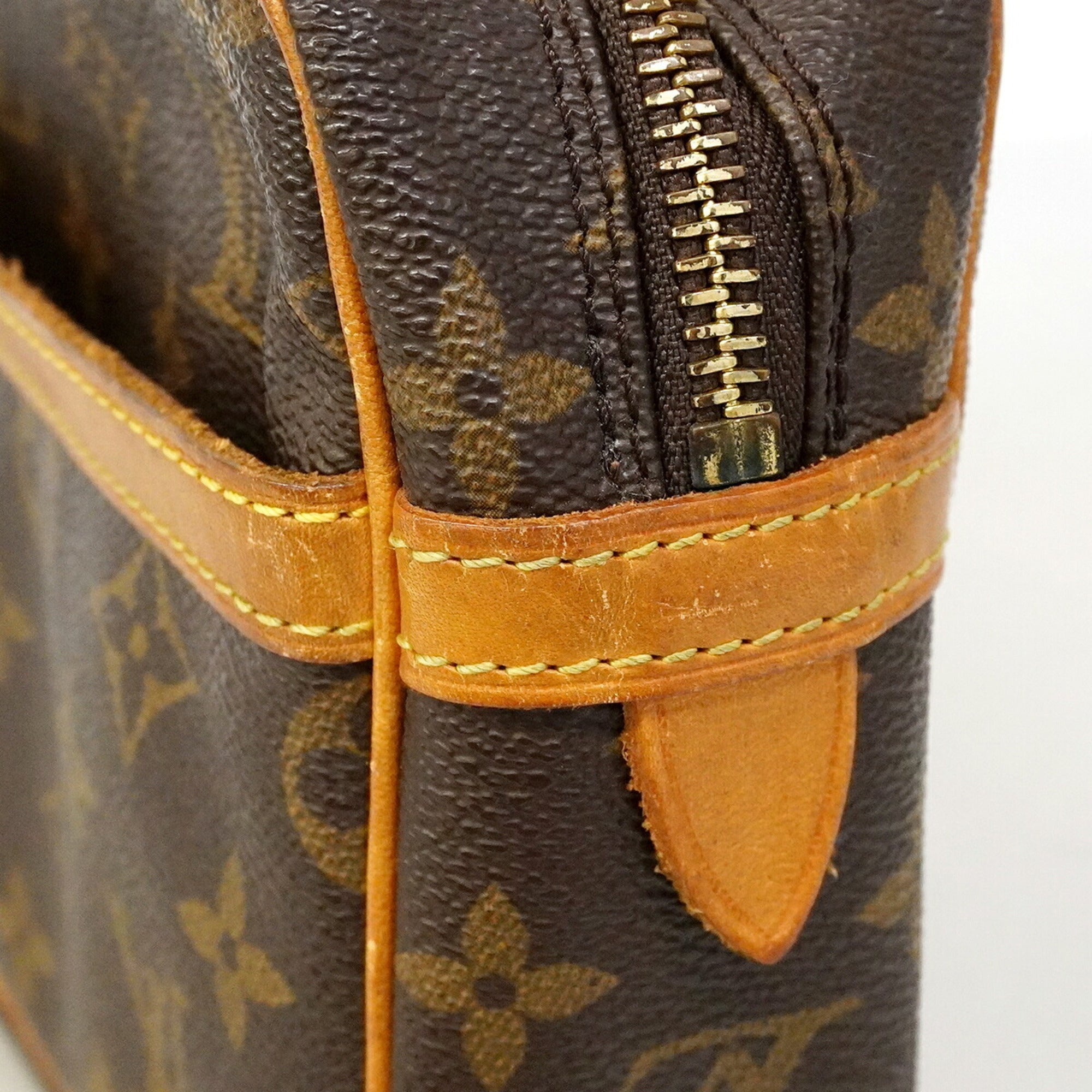 Louis Vuitton Brown Clutch Bag (Pre-Owned)