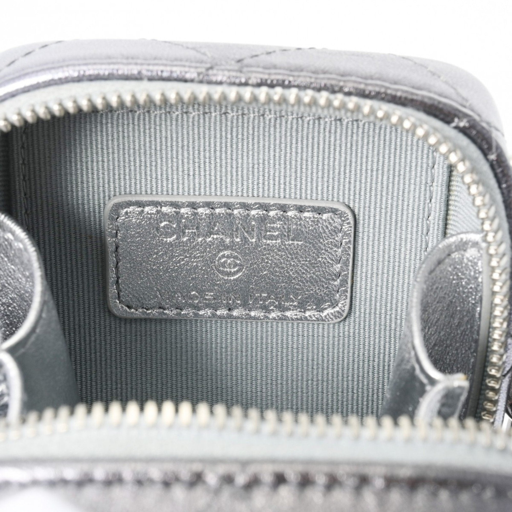 Chanel Silver Leather Shoulder Bag (Pre-Owned)