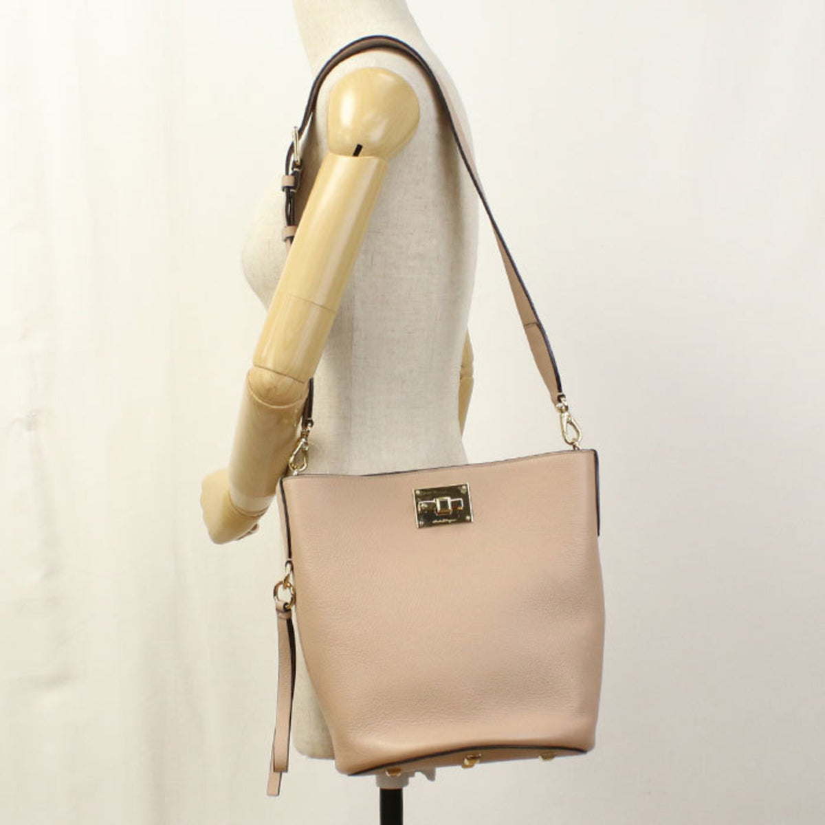 Salvatore Ferragamo Gancini Beige Leather Shoulder Bag (Pre-Owned)