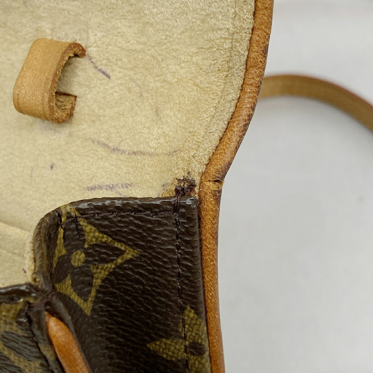 Louis Vuitton Brown Shoulder Bag (Pre-Owned)
