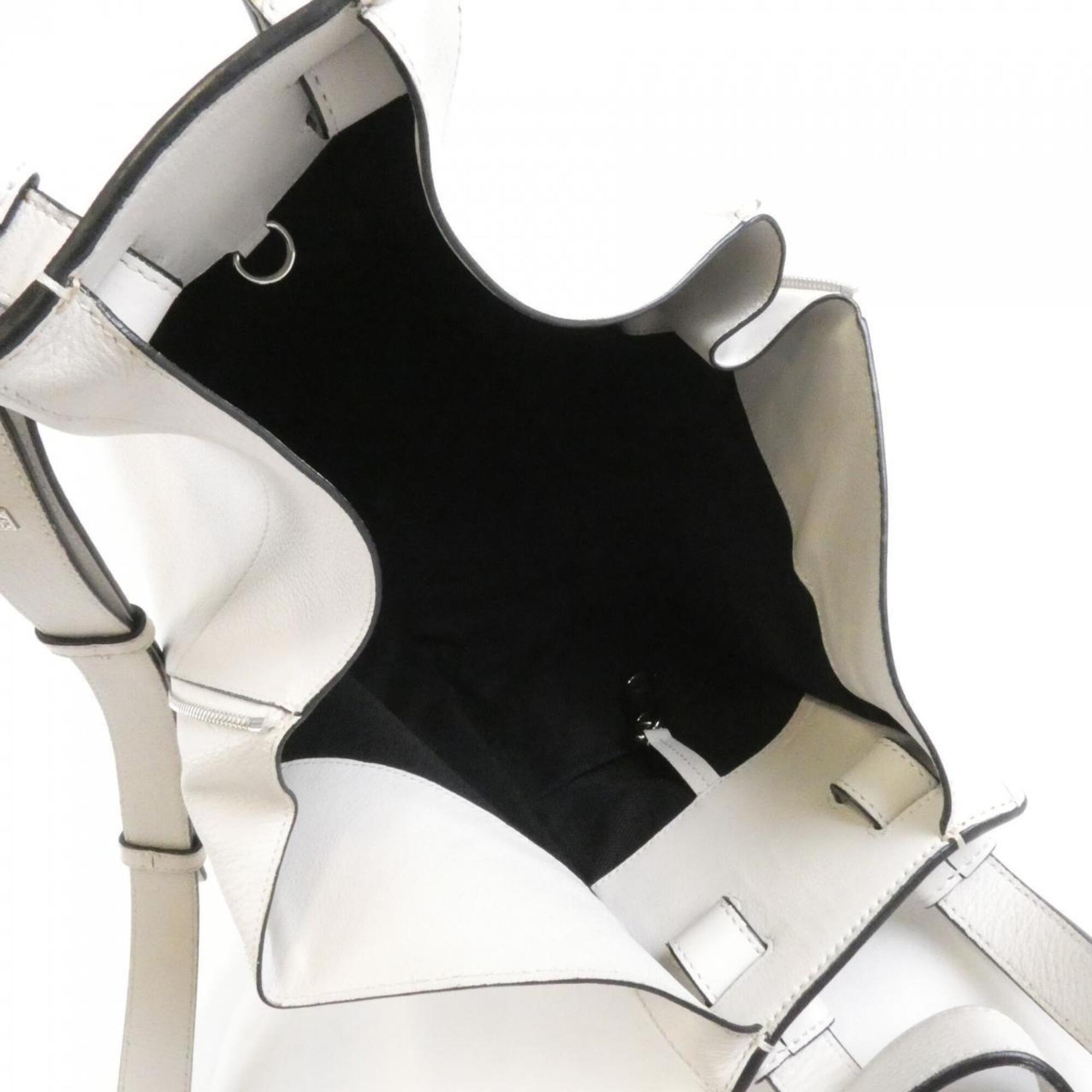 Loewe White Leather Shoulder Bag (Pre-Owned)