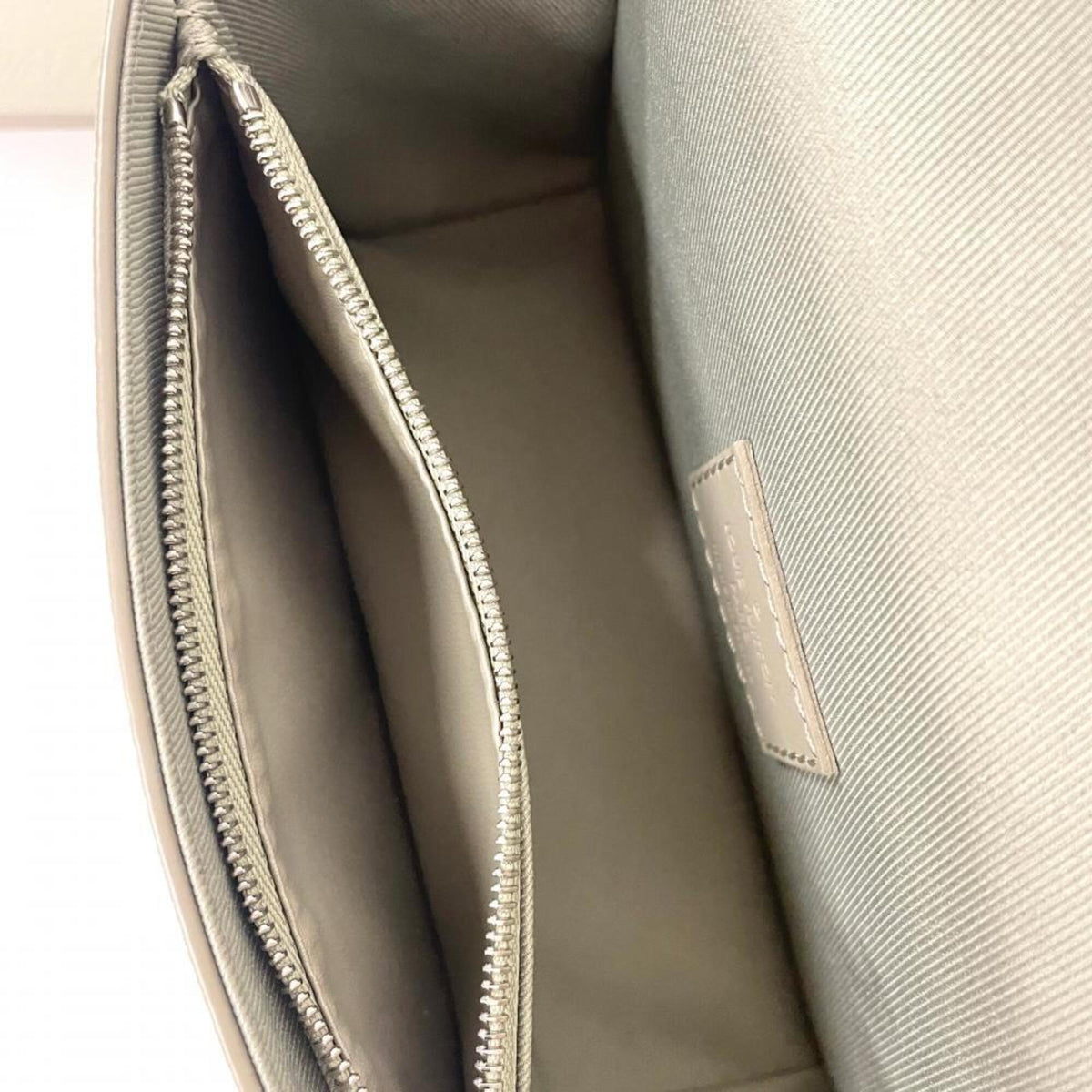 Louis Vuitton Gray Leather Shoulder Bag (Pre-Owned)