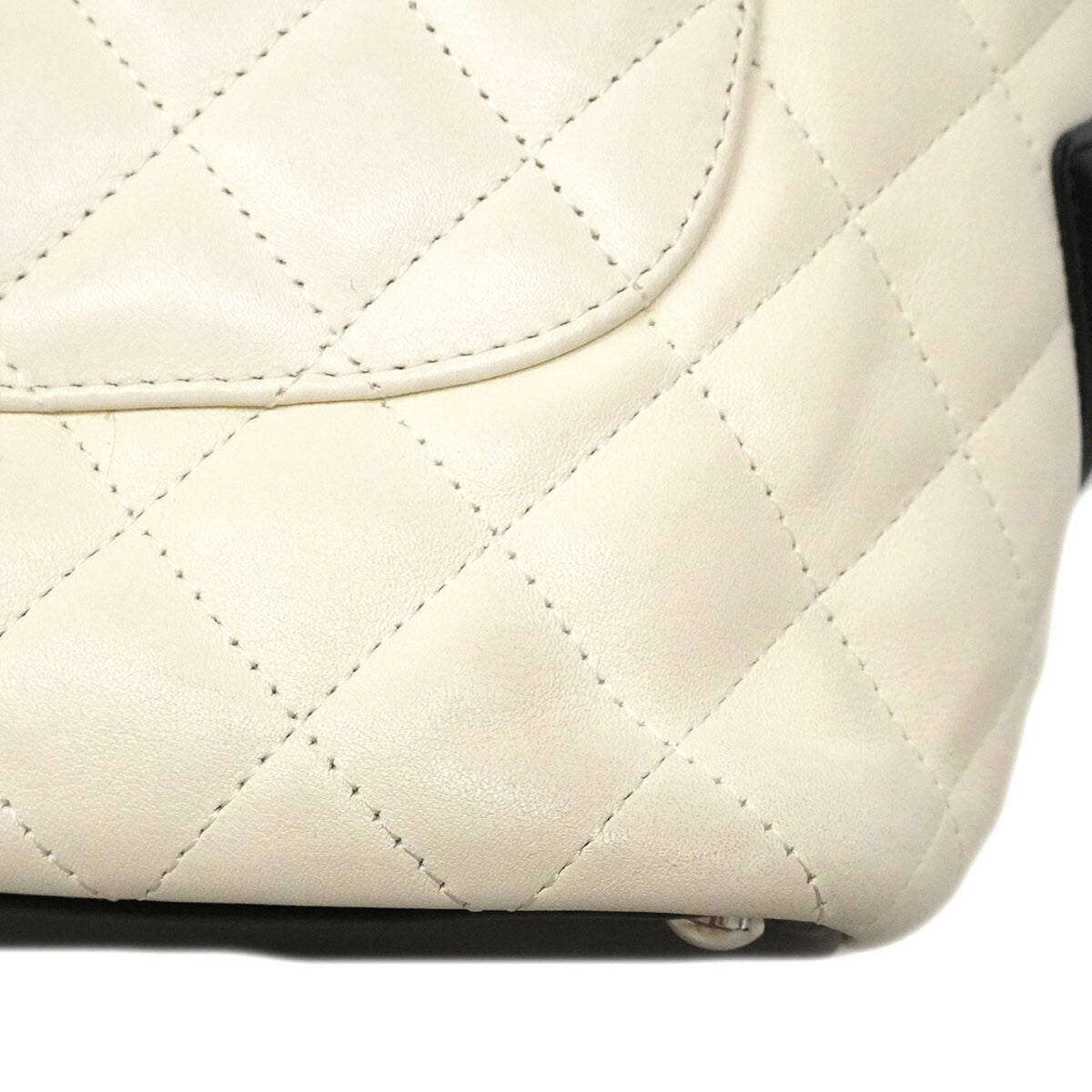 Chanel White Leather Tote Bag (Pre-Owned)