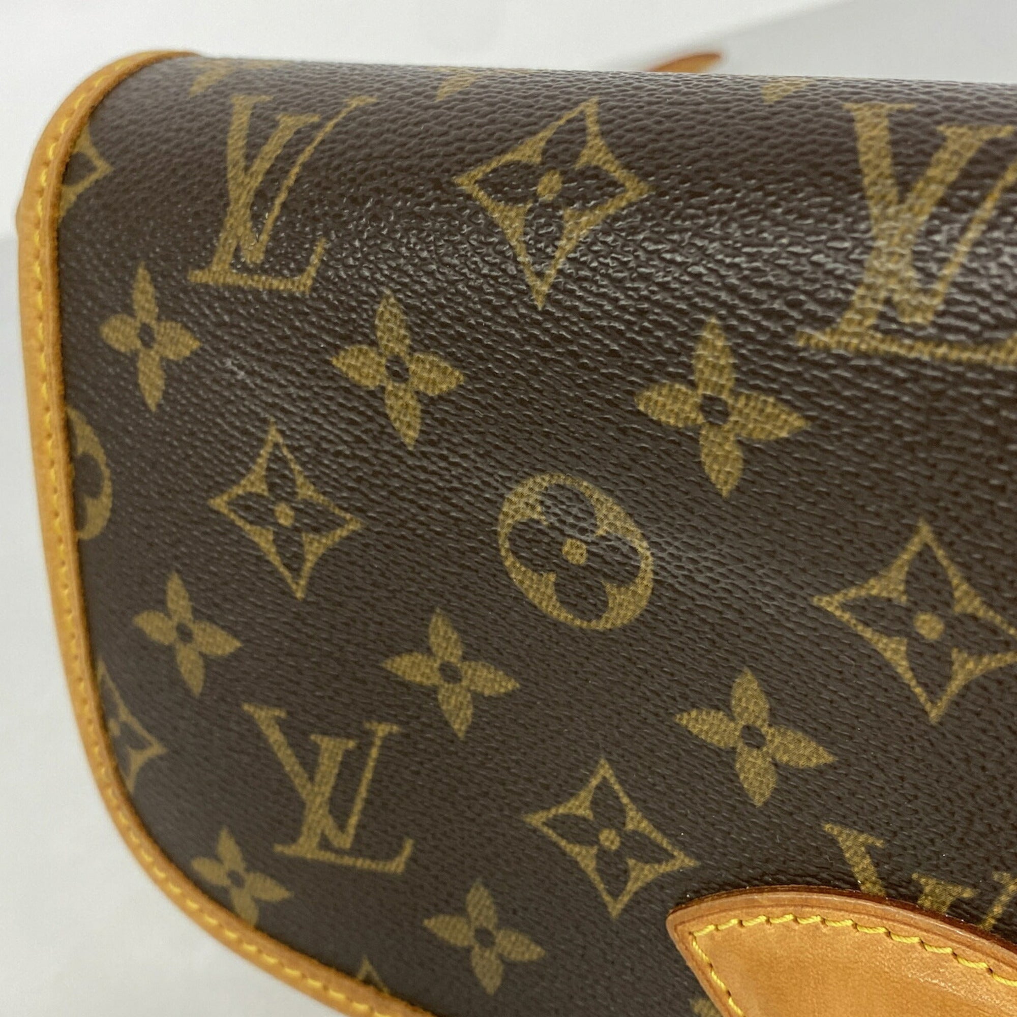 Louis Vuitton Brown Shoulder Bag (Pre-Owned)