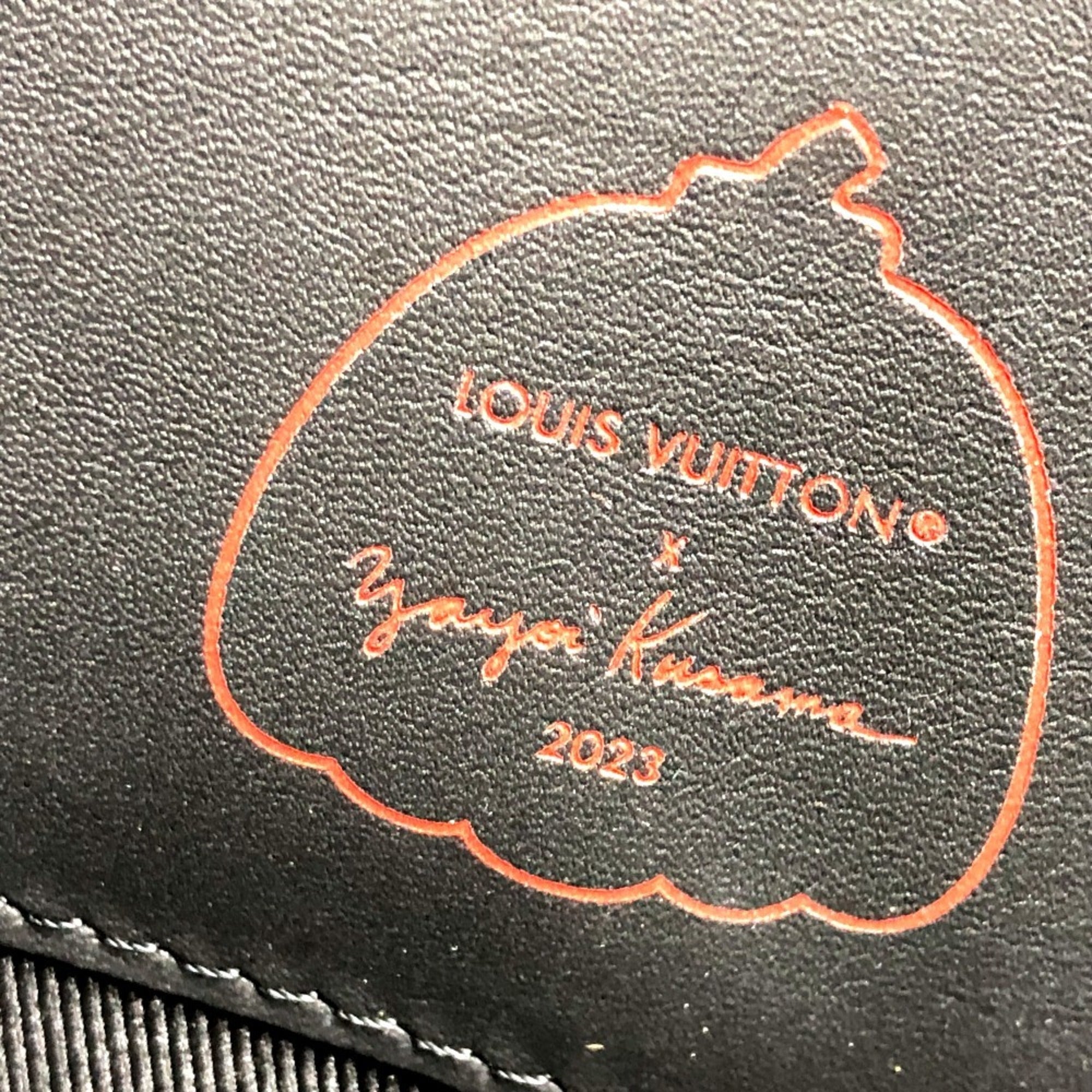 Louis Vuitton Black Leather Shoulder Bag (Pre-Owned)