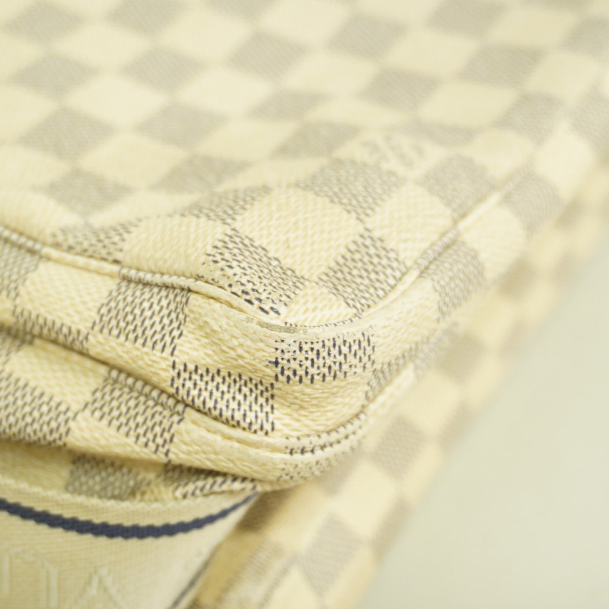 Louis Vuitton White Shoulder Bag (Pre-Owned)