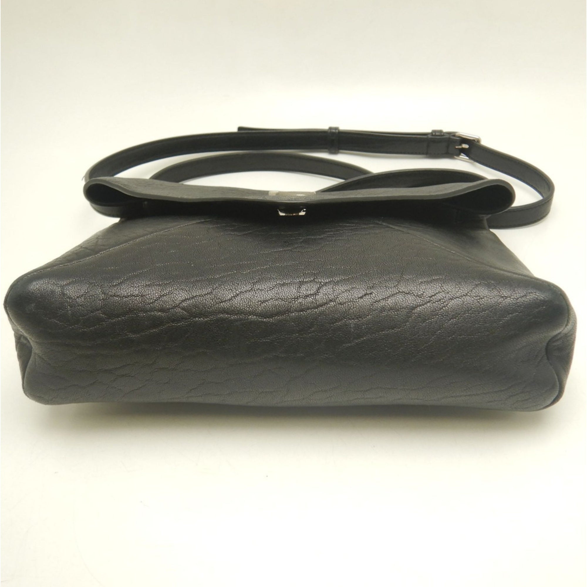 Yves Saint Laurent Black Leather Shoulder Bag (Pre-Owned)