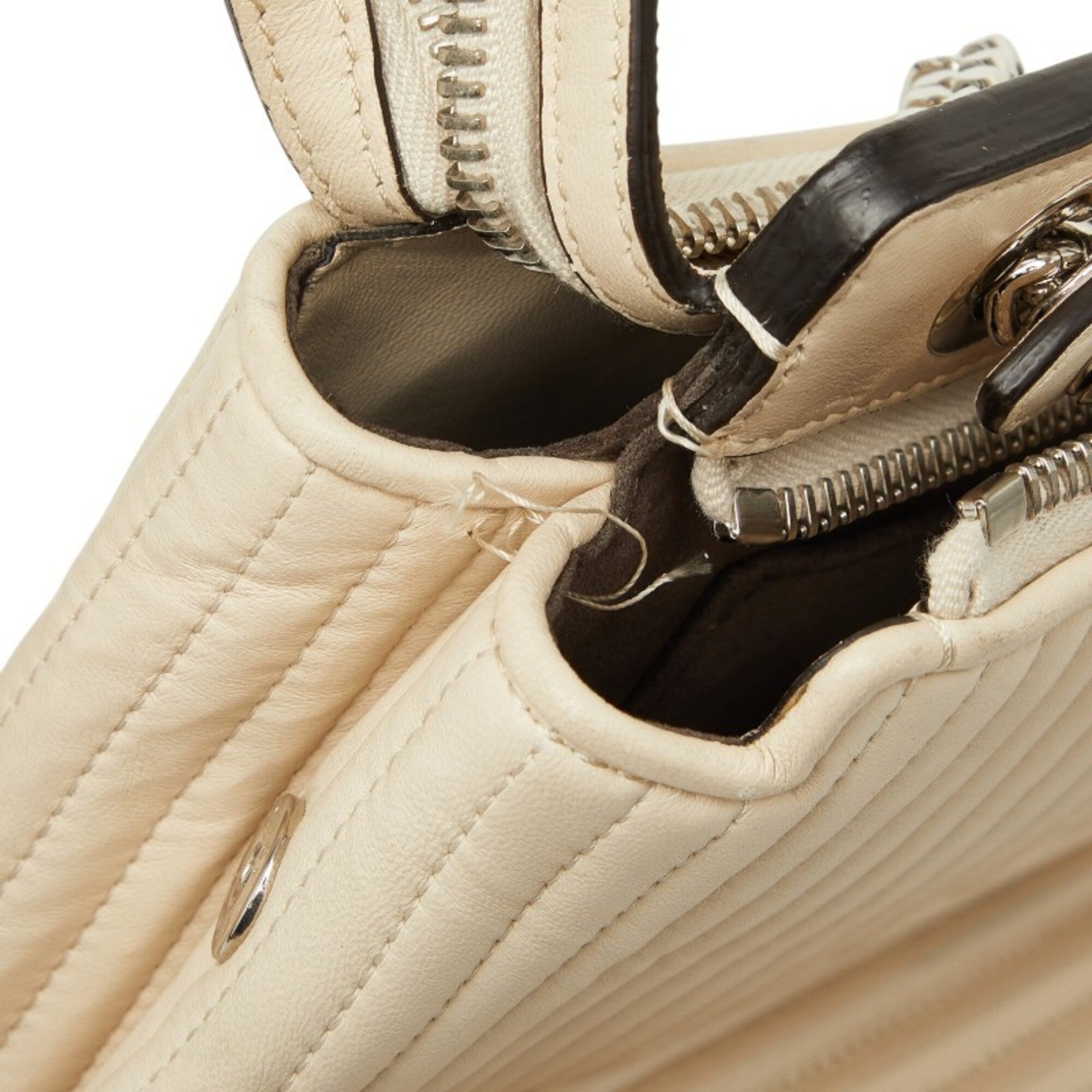 Fendi Ivory Leather Shoulder Bag (Pre-Owned)