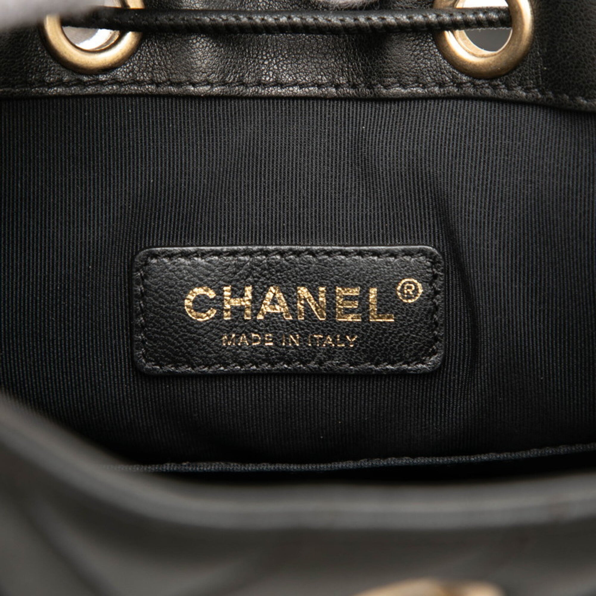 Chanel Black Shoulder Bag (Pre-Owned)