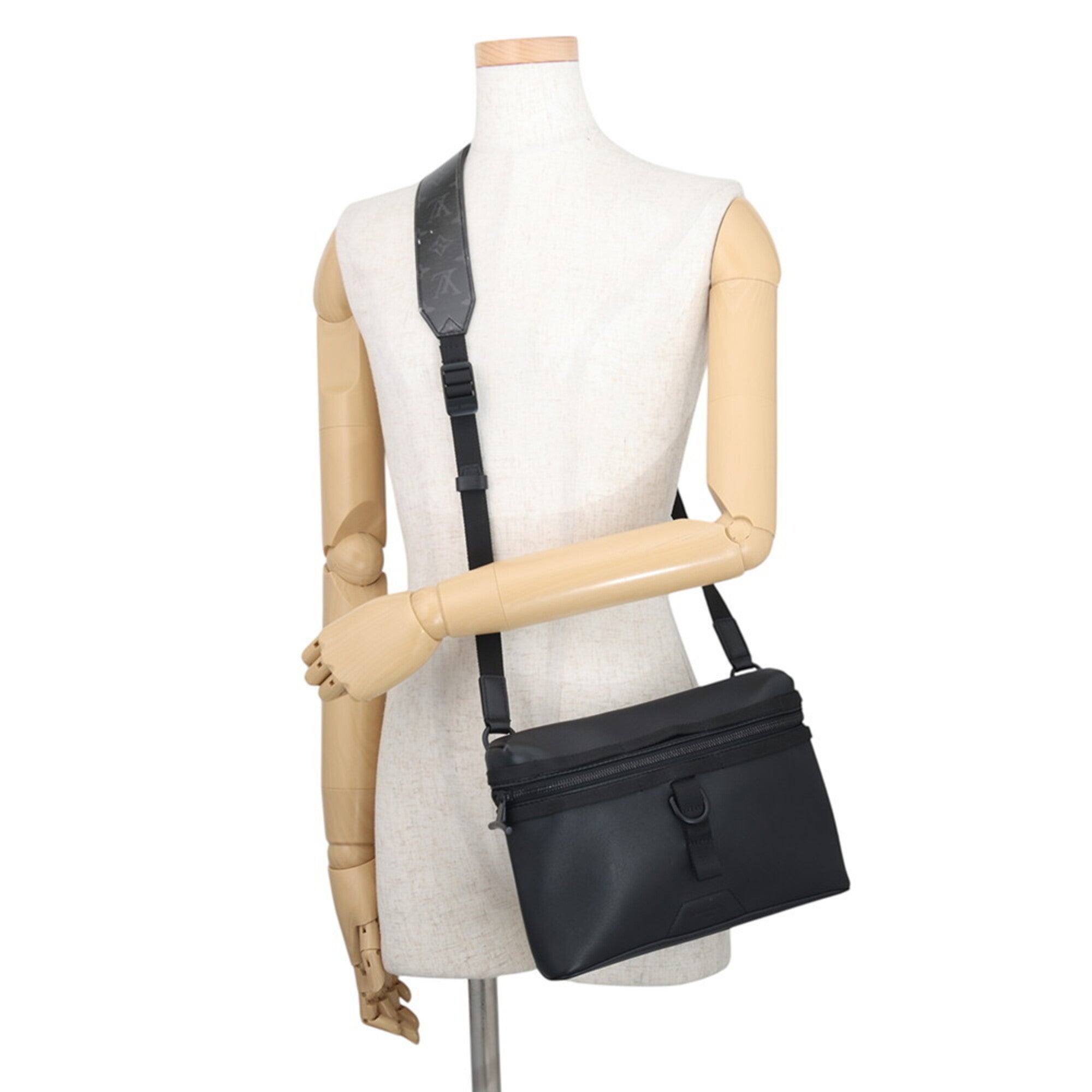 Louis Vuitton Black Noir Handbag Shoulder Bag (Pre-Owned)
