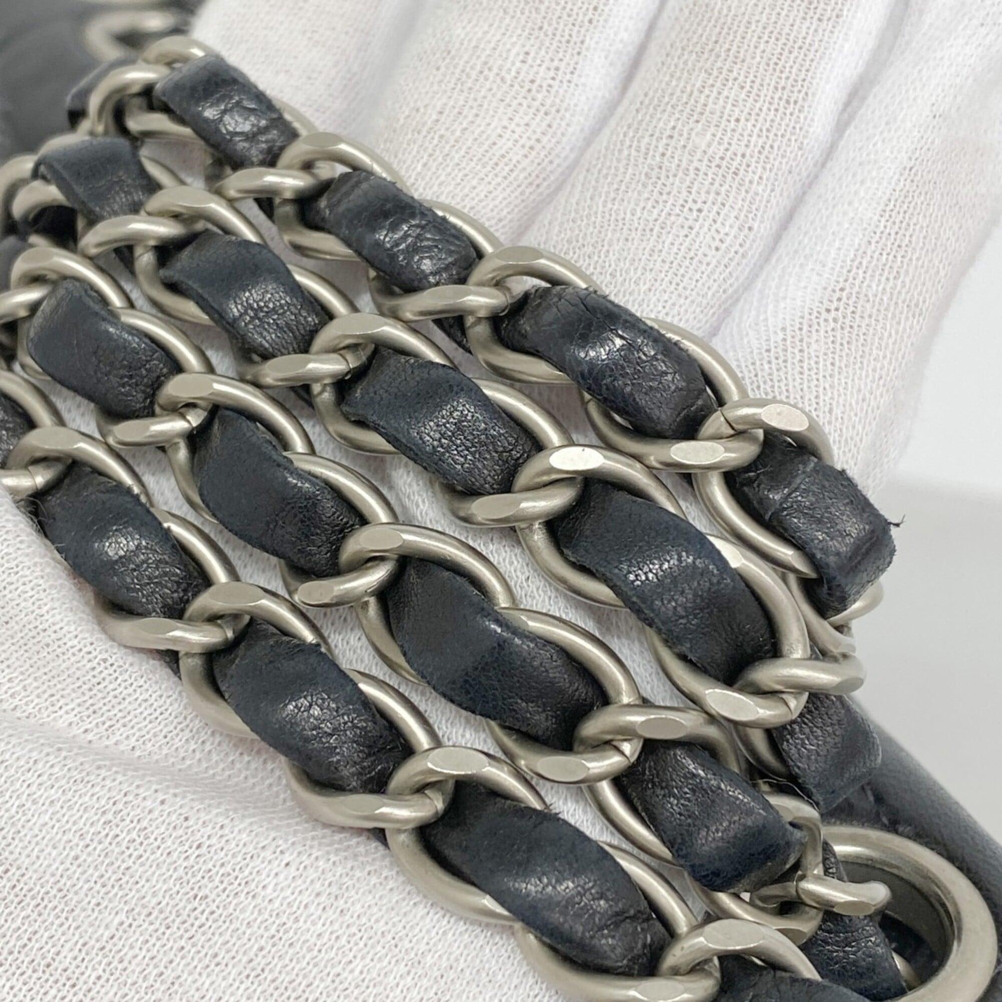 Chanel Black Leather Shoulder Bag (Pre-Owned)