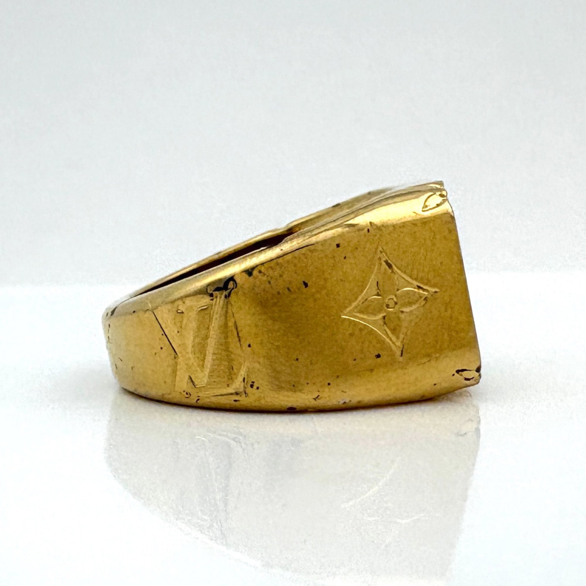 Louis Vuitton Gold Metal Band Ring (Pre-Owned)
