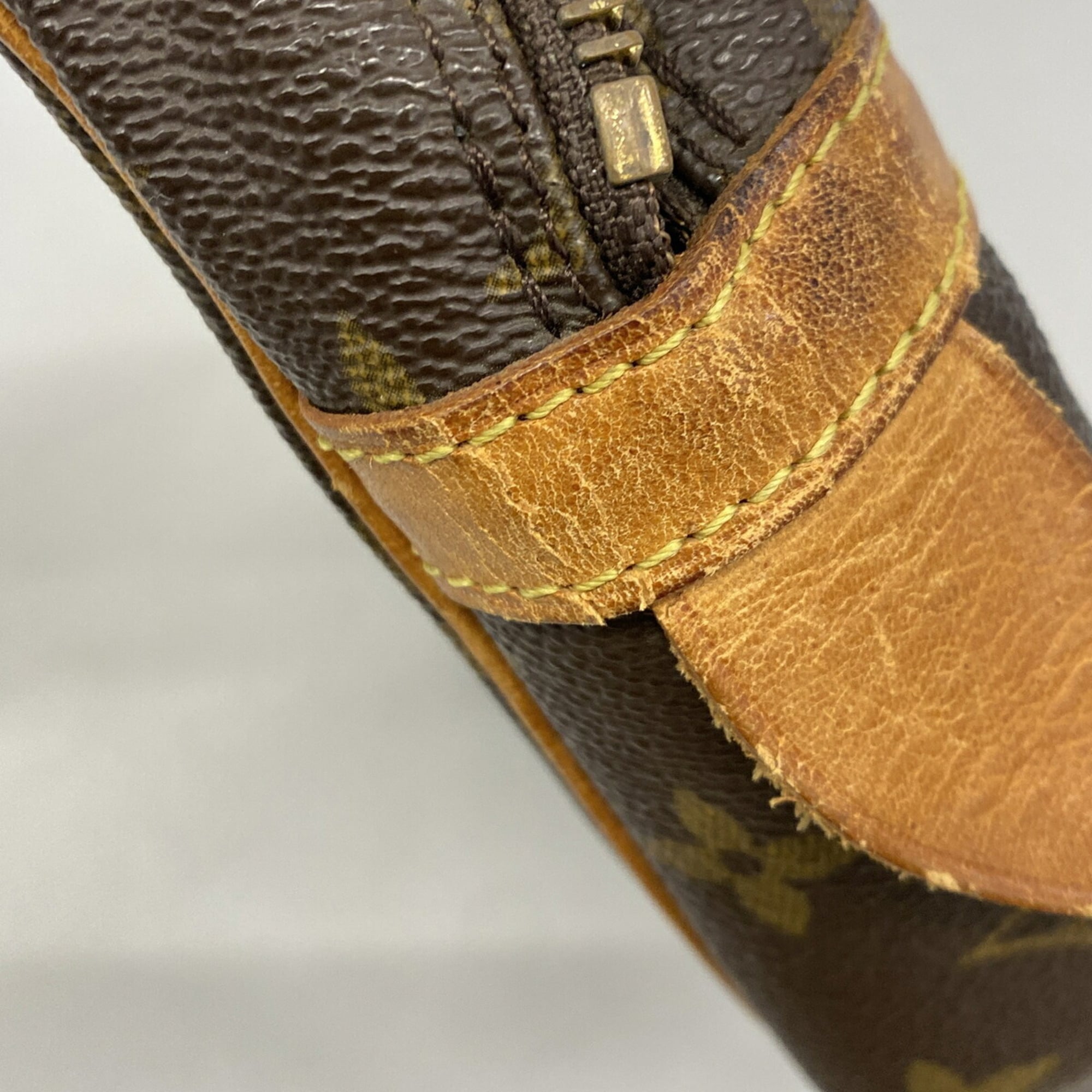 Louis Vuitton Brown Clutch Bag (Pre-Owned)