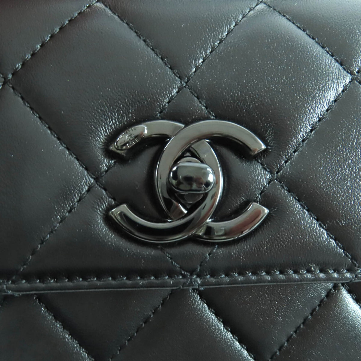 Chanel Black Leather Shoulder Bag (Pre-Owned)