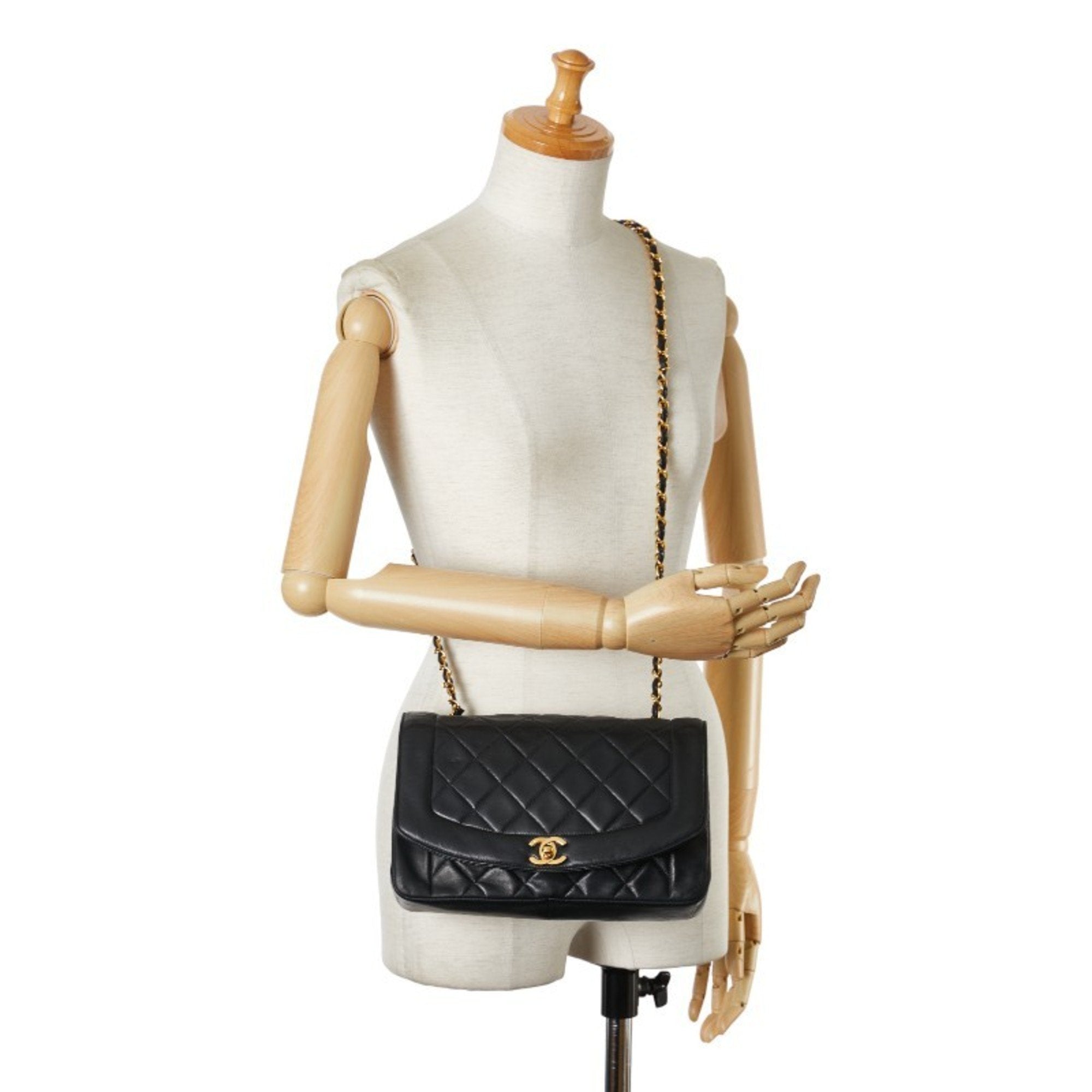 Chanel Black Leather Shoulder Bag (Pre-Owned)