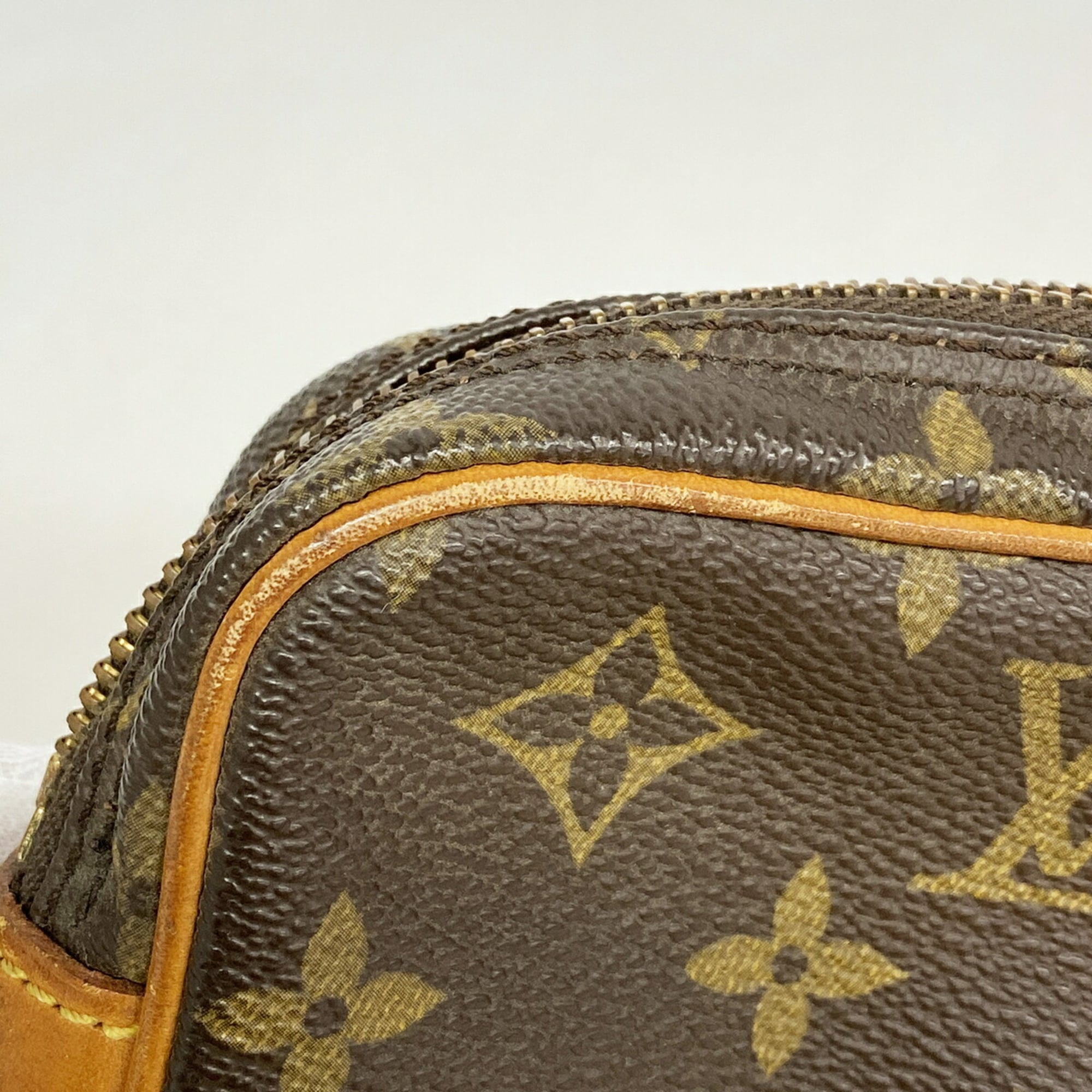 Louis Vuitton Brown Clutch Bag (Pre-Owned)