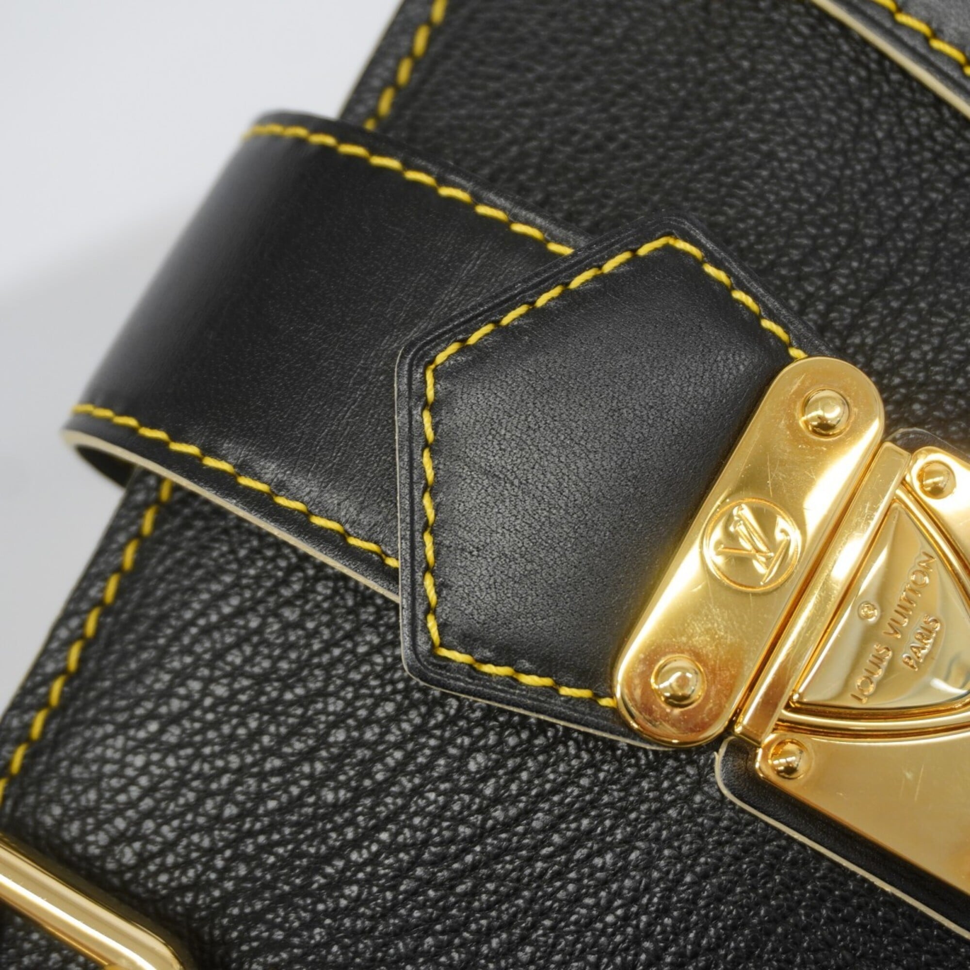 Louis Vuitton Noir Handbag (Pre-Owned)