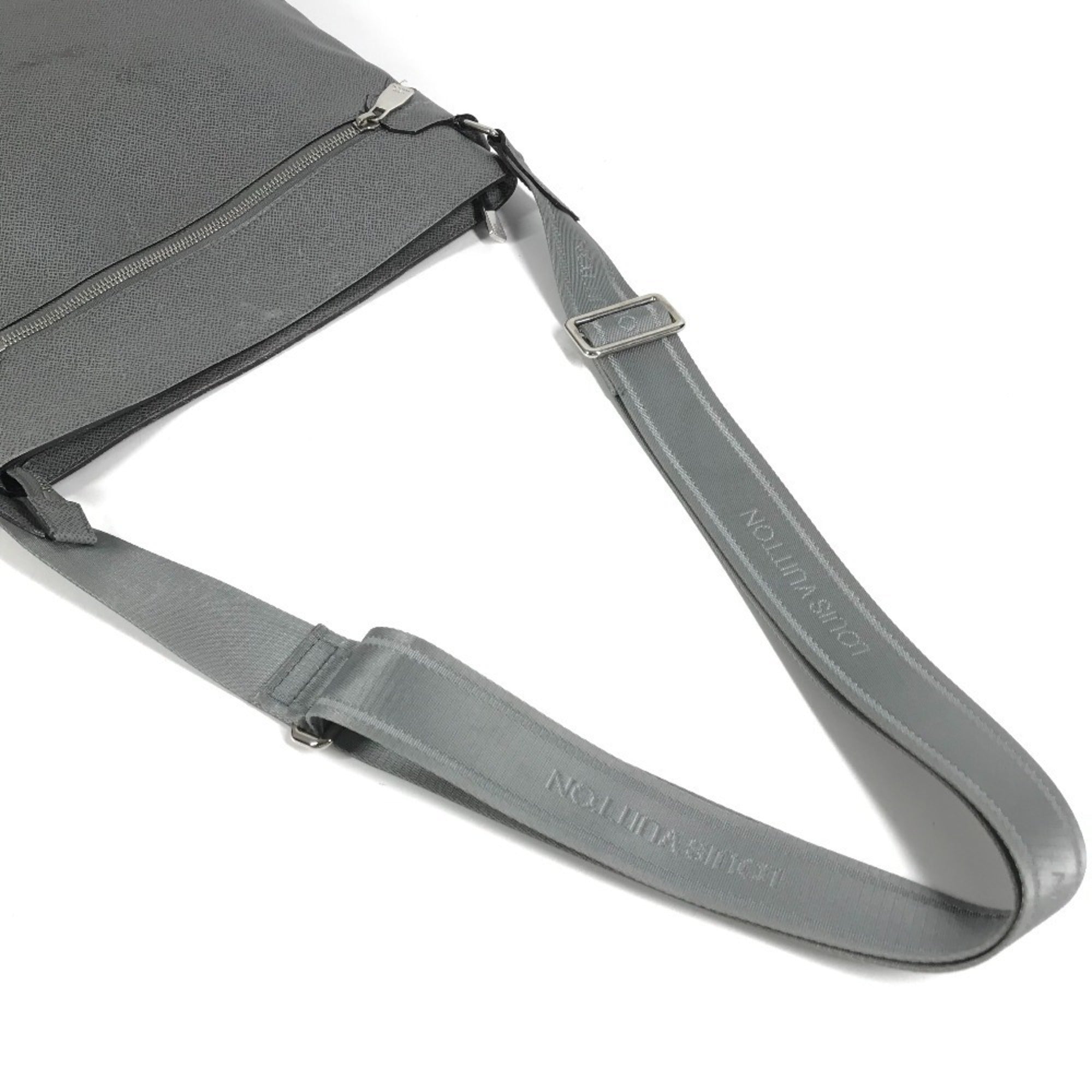 Louis Vuitton Glacier Gray Taiga Leather Leather Pochette Shoulder Bag (Pre-Owned)