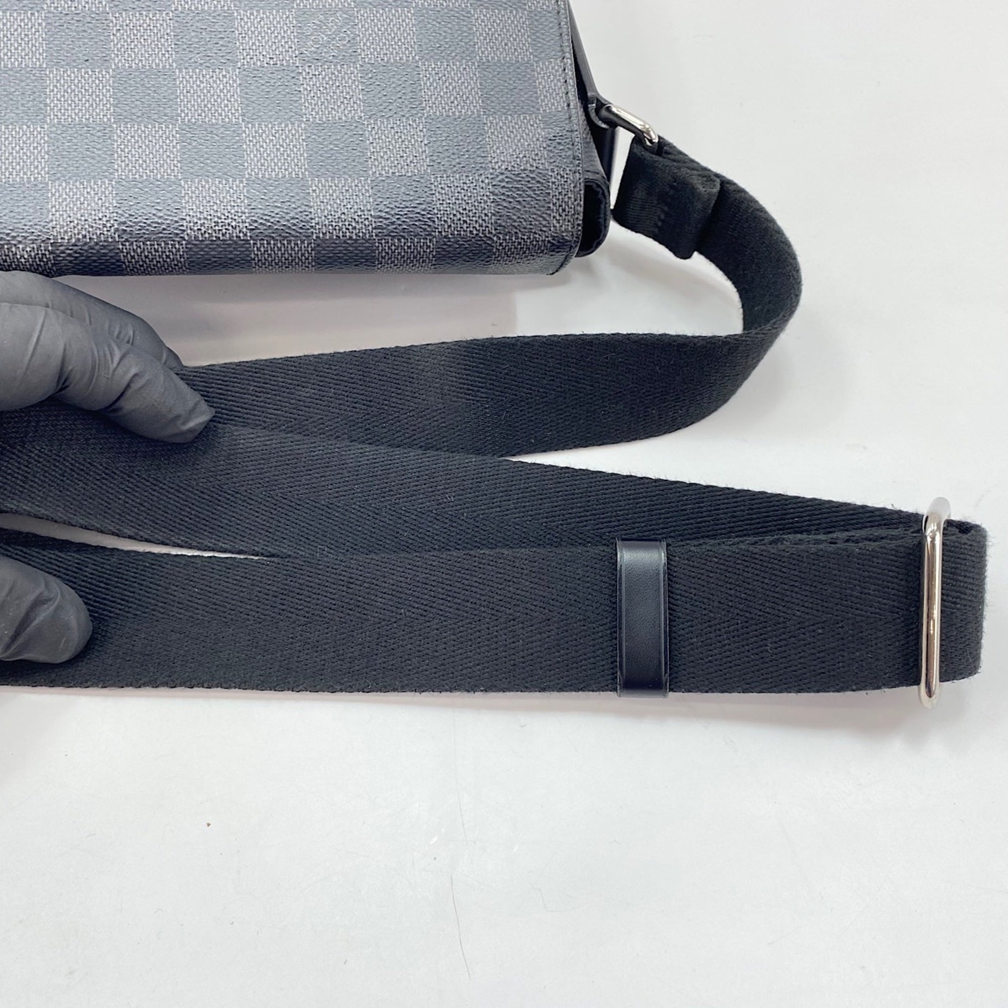 Louis Vuitton Black Shoulder Bag (Pre-Owned)