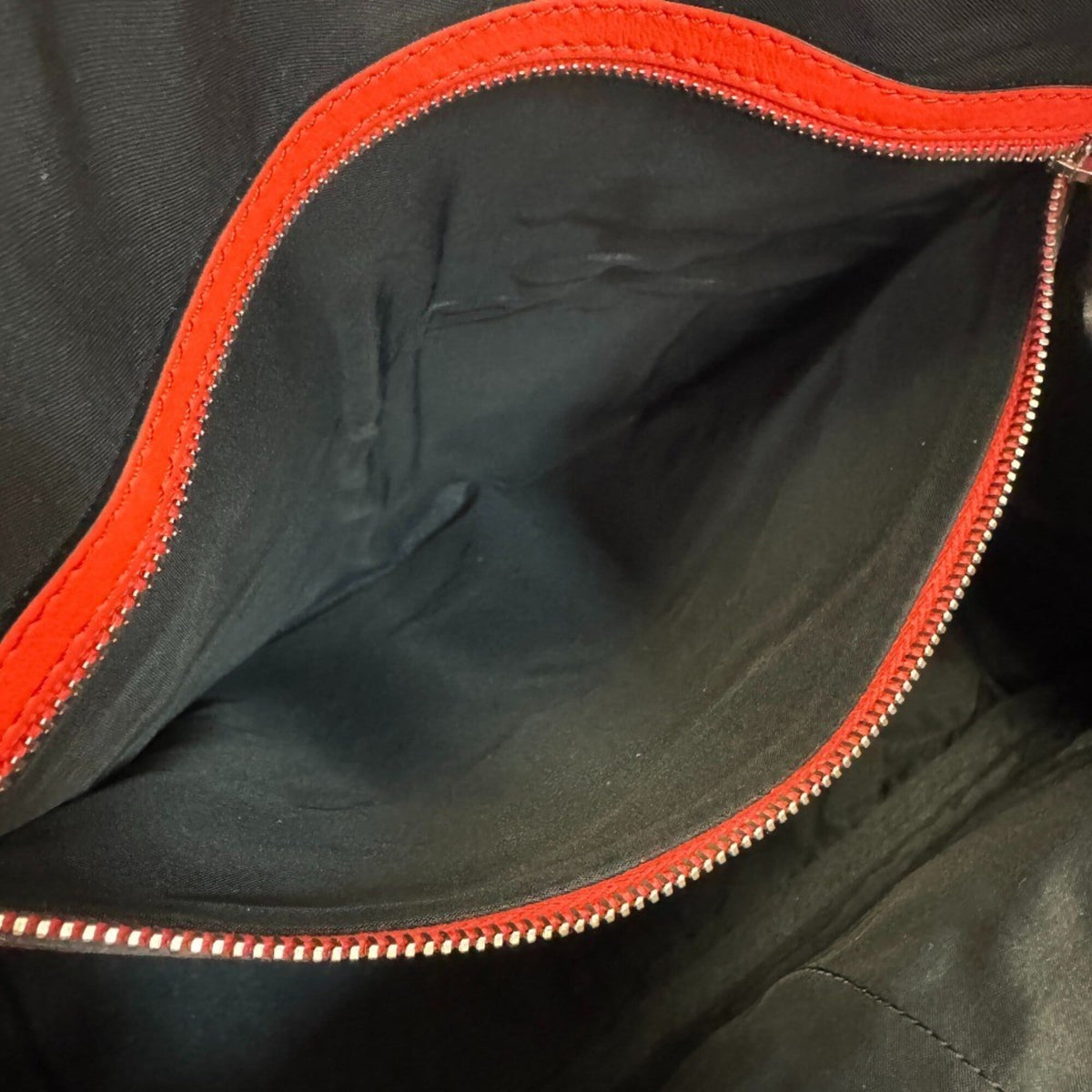 Tod's Red Color Leather Handbag (Pre-Owned)