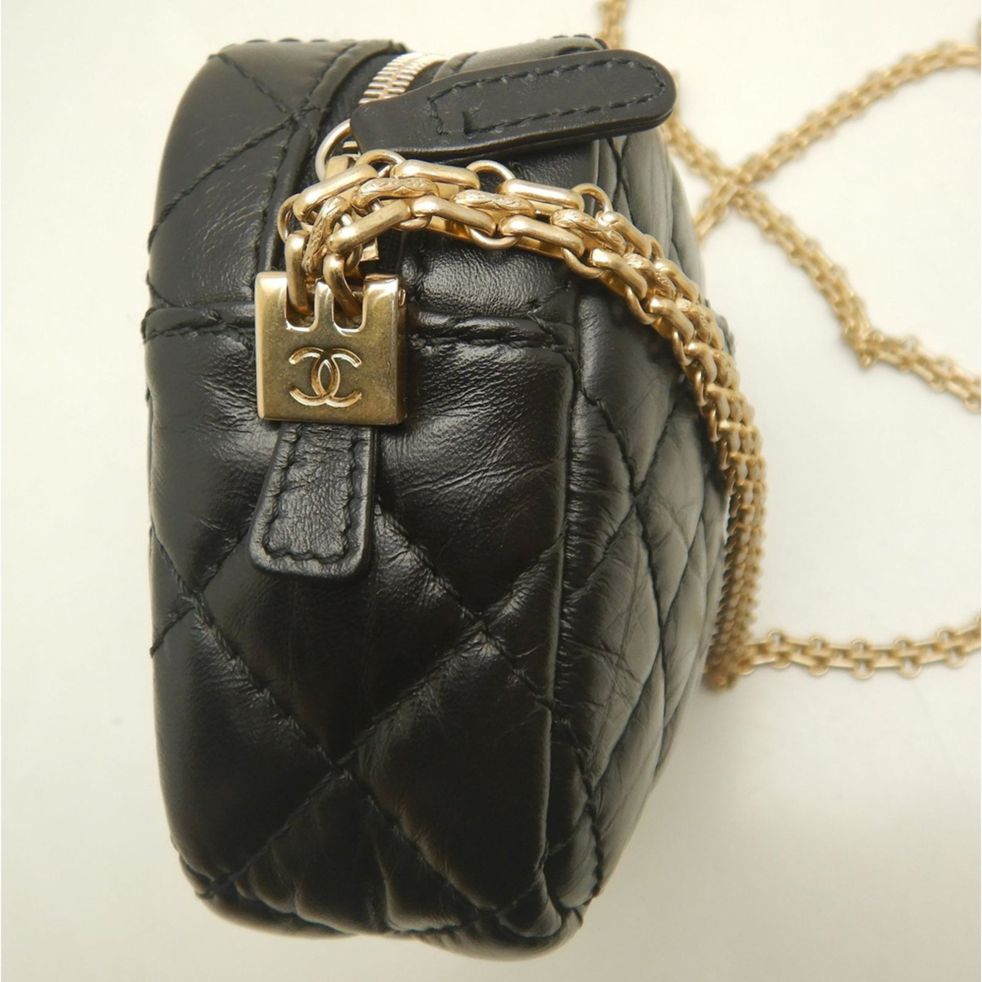 Chanel Black Leather Shoulder Bag (Pre-Owned)