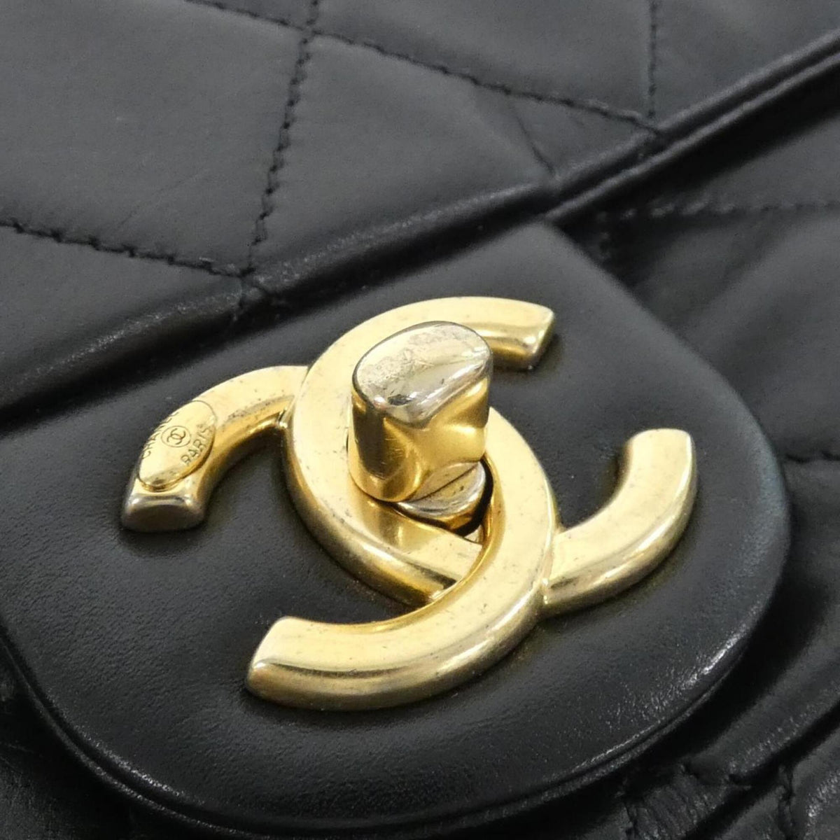 Chanel Black Leather Shoulder Bag (Pre-Owned)