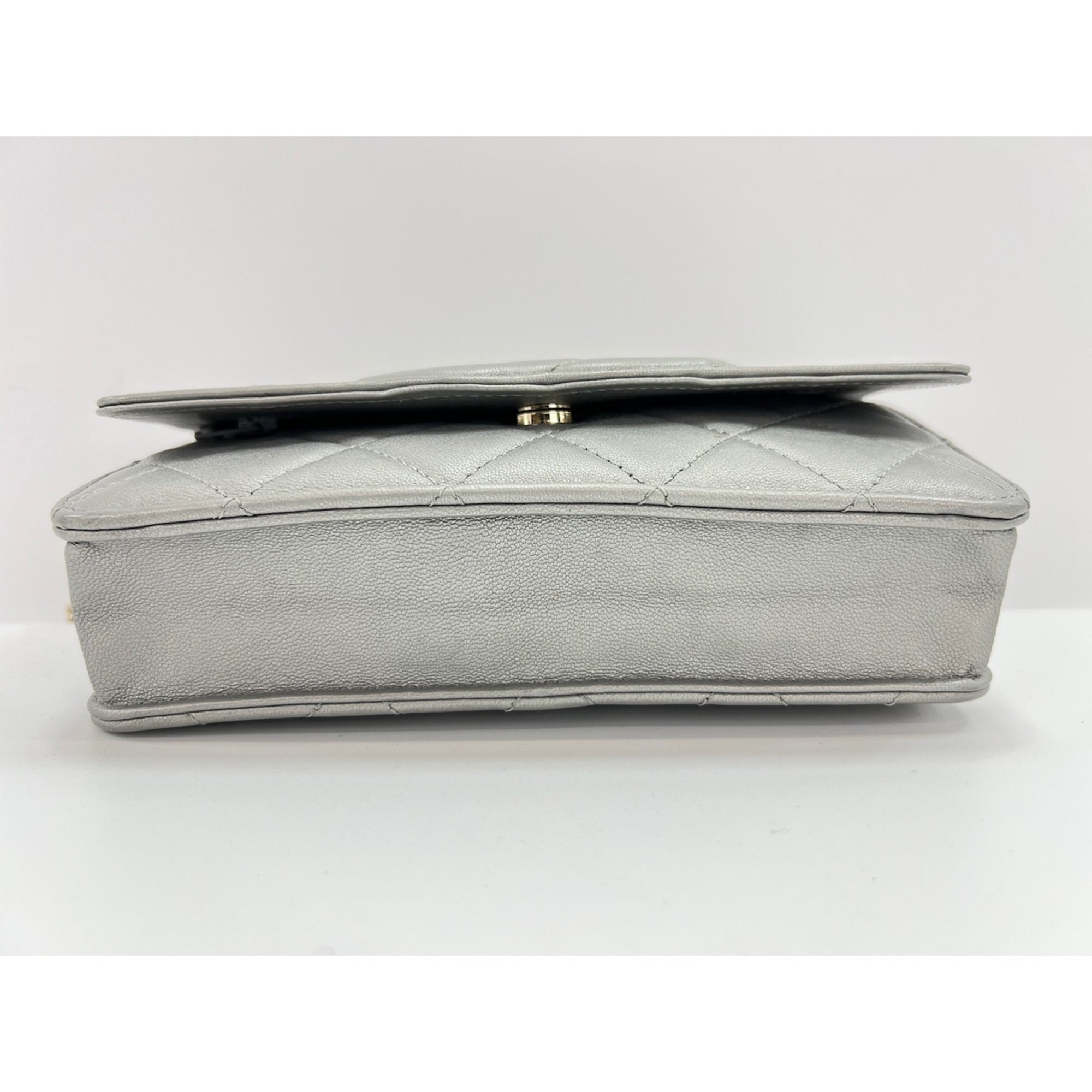 Chanel Silver Leather Shoulder Bag (Pre-Owned)