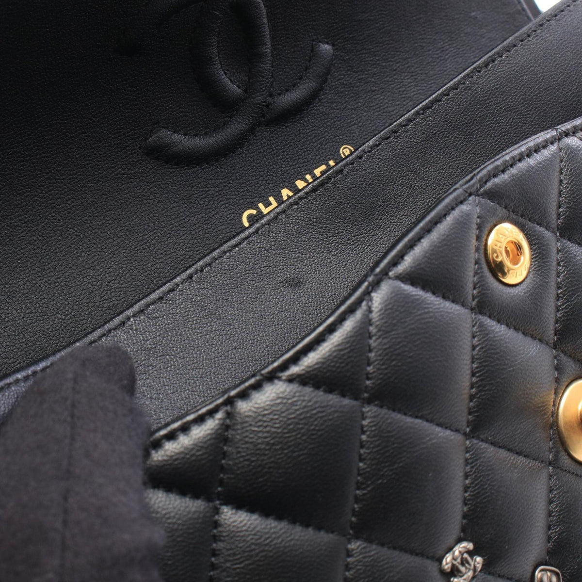 Chanel Black Leather Handbag Shoulder Bag (Pre-Owned)