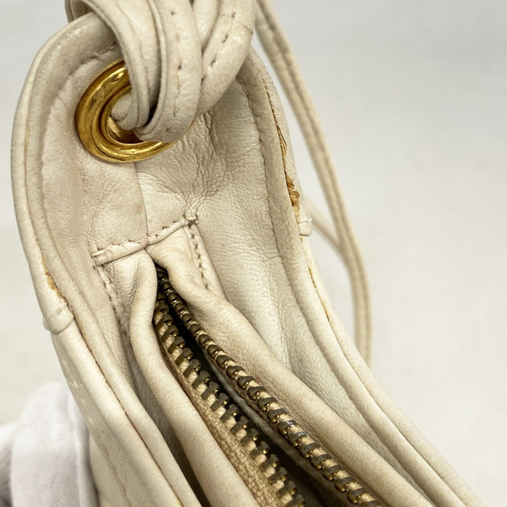 Chanel White Leather Shoulder Bag (Pre-Owned)