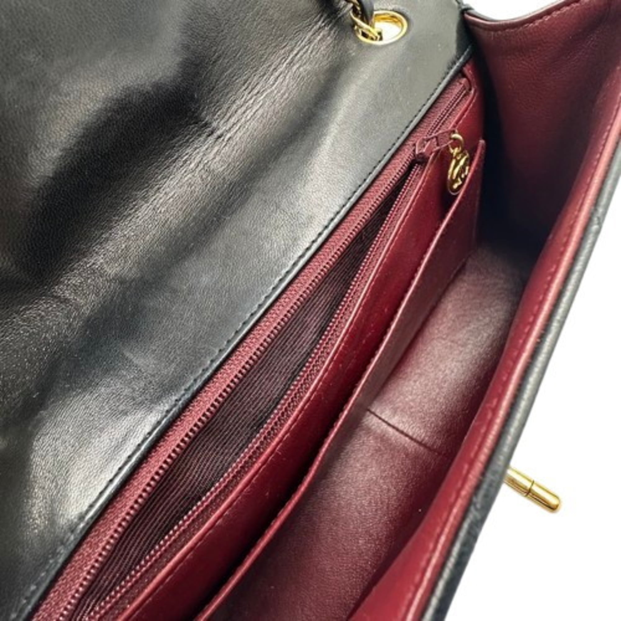 Chanel Black Leather Shoulder Bag (Pre-Owned)