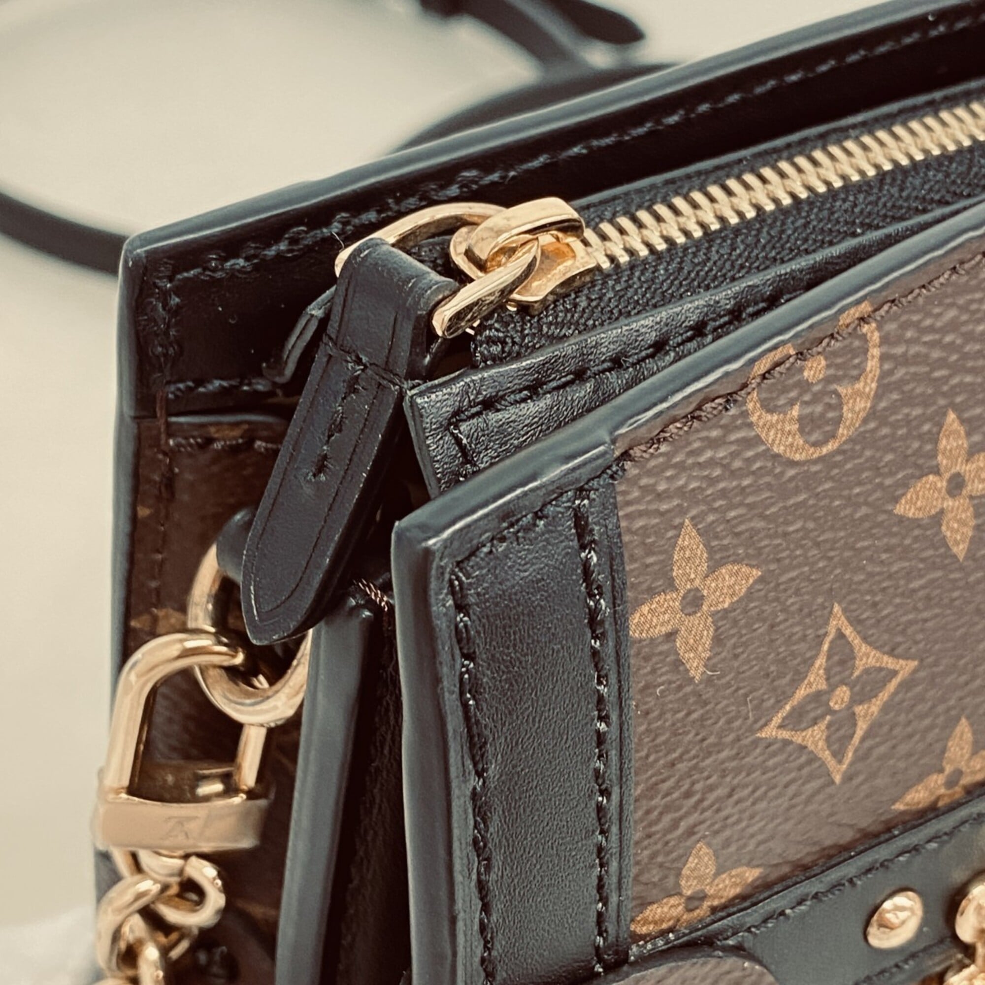 Louis Vuitton Brown Shoulder Bag (Pre-Owned)