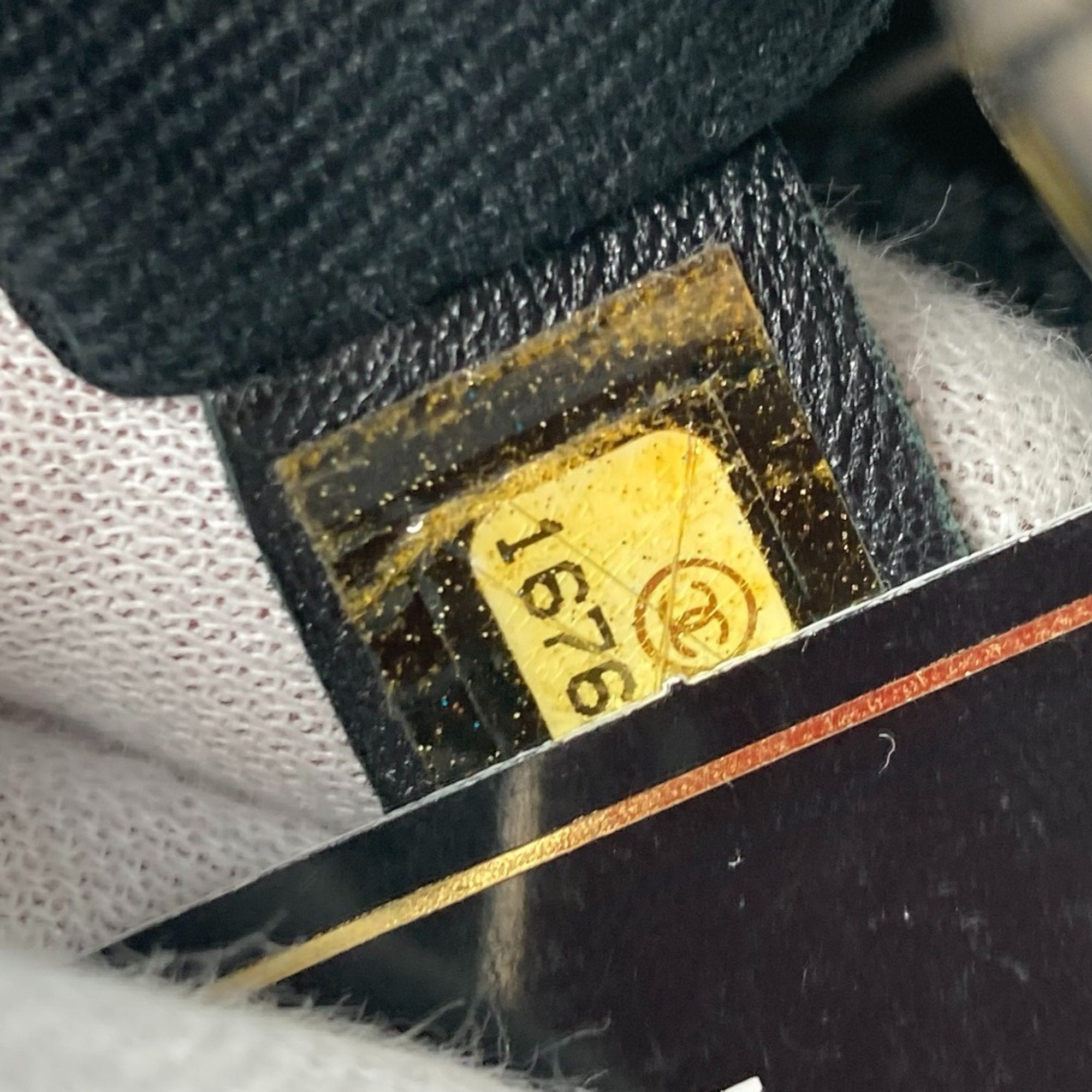 Chanel Black Leather Shoulder Bag (Pre-Owned)