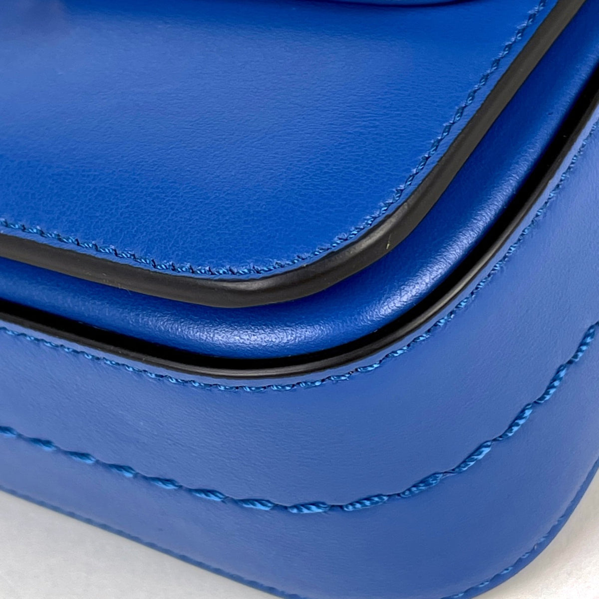 Tod's Blue Leather Shoulder Bag (Pre-Owned)