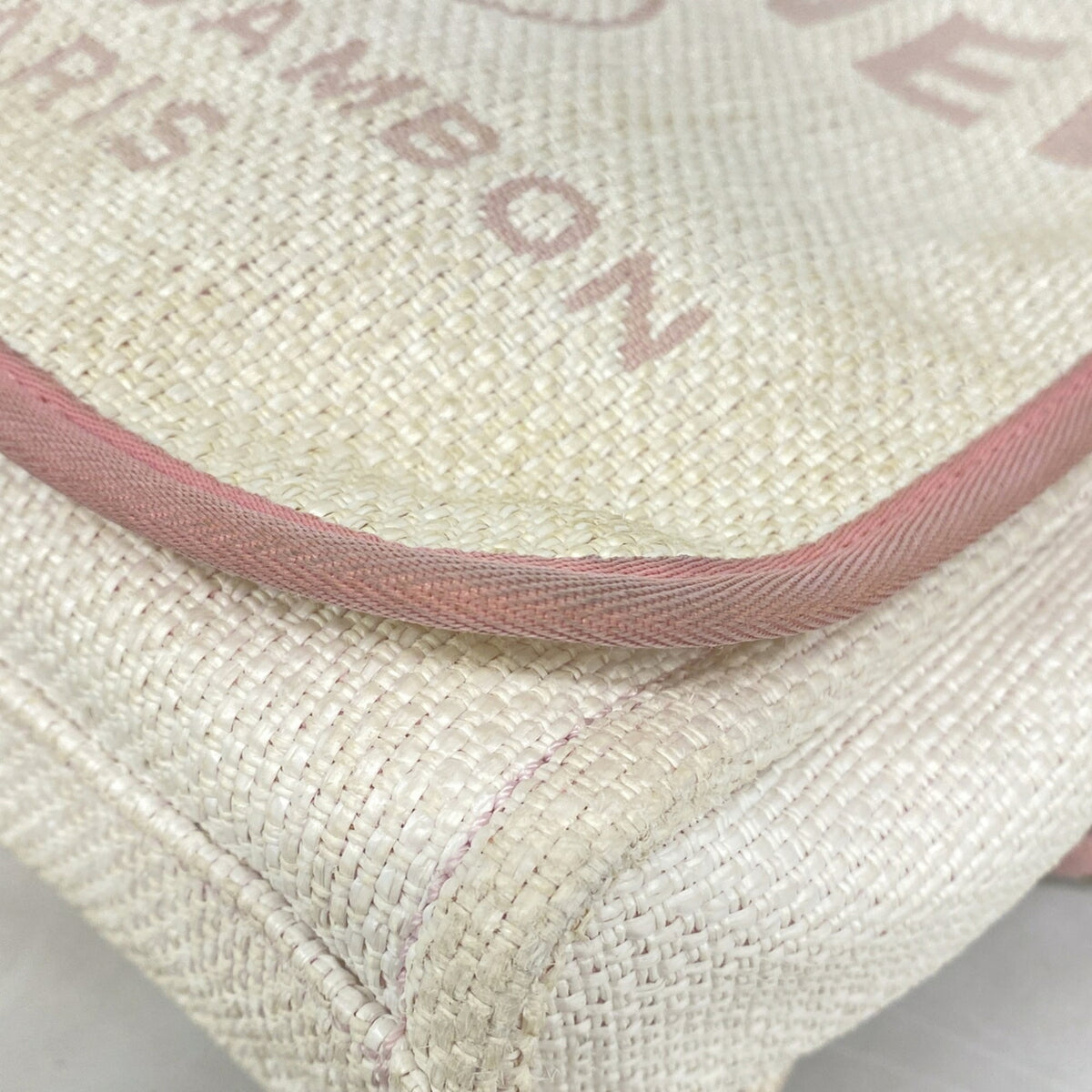 Chanel Pink White Straw Shoulder Bag (Pre-Owned)
