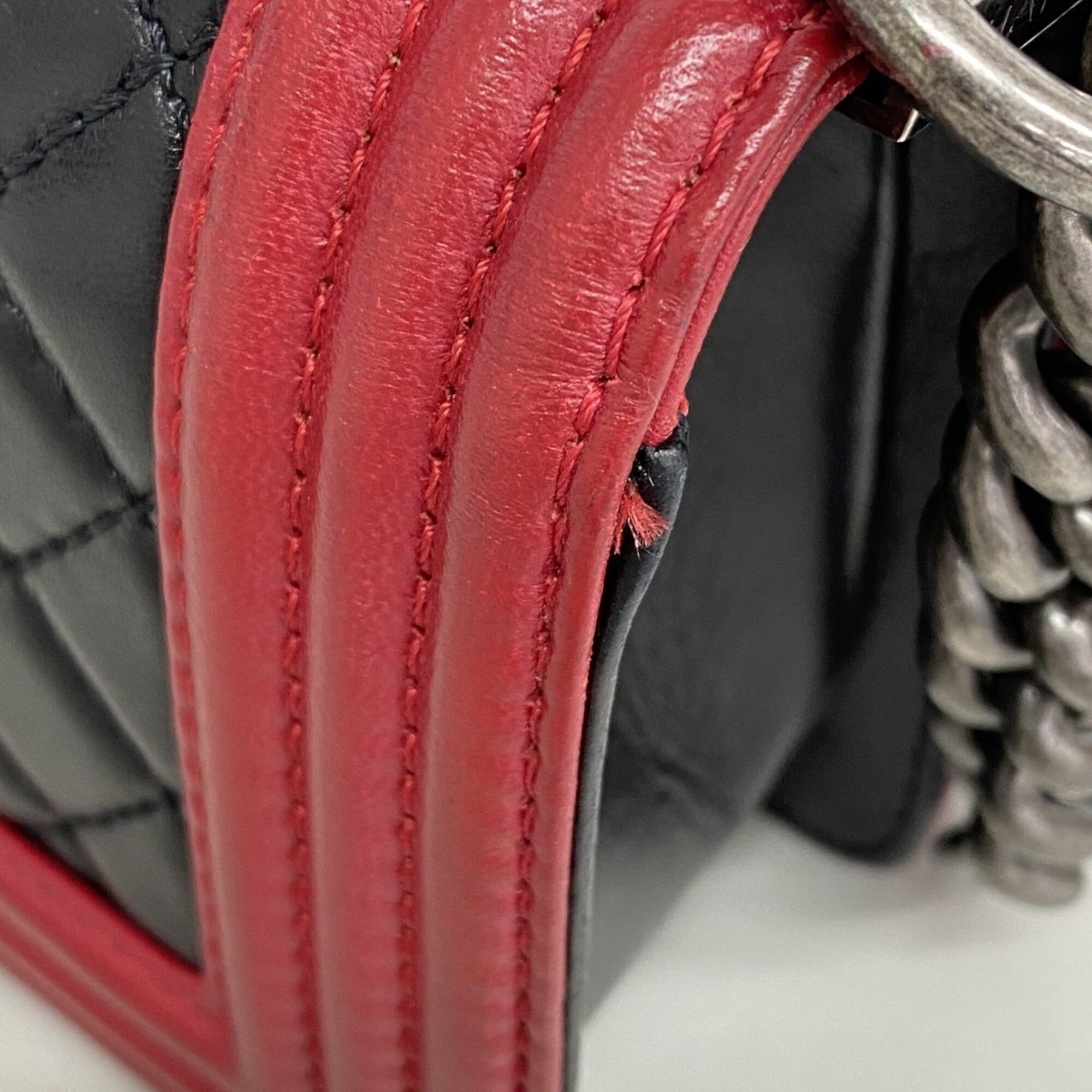 Chanel Black Red Color Leather Shoulder Bag (Pre-Owned)