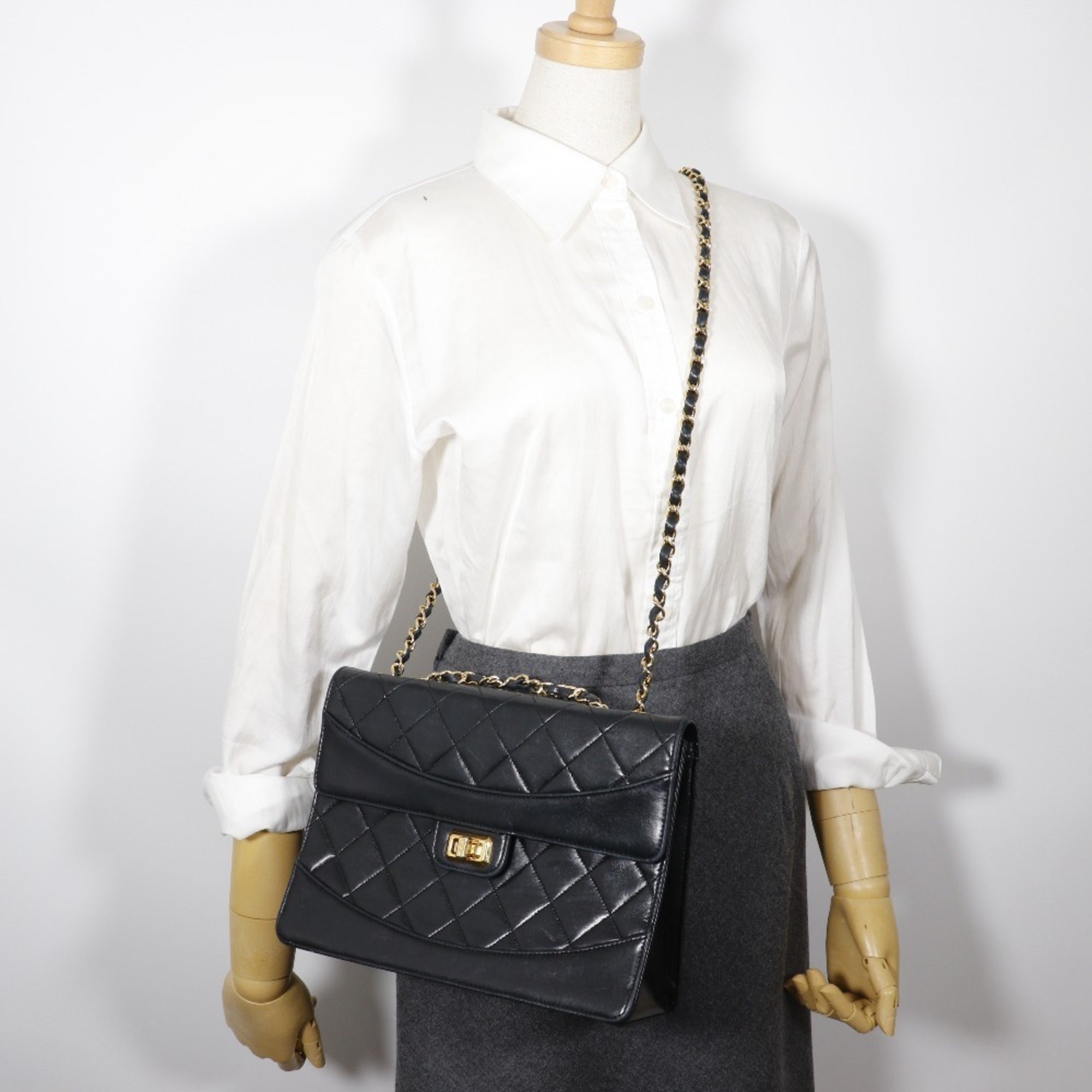 Chanel Black Leather Shoulder Bag (Pre-Owned)