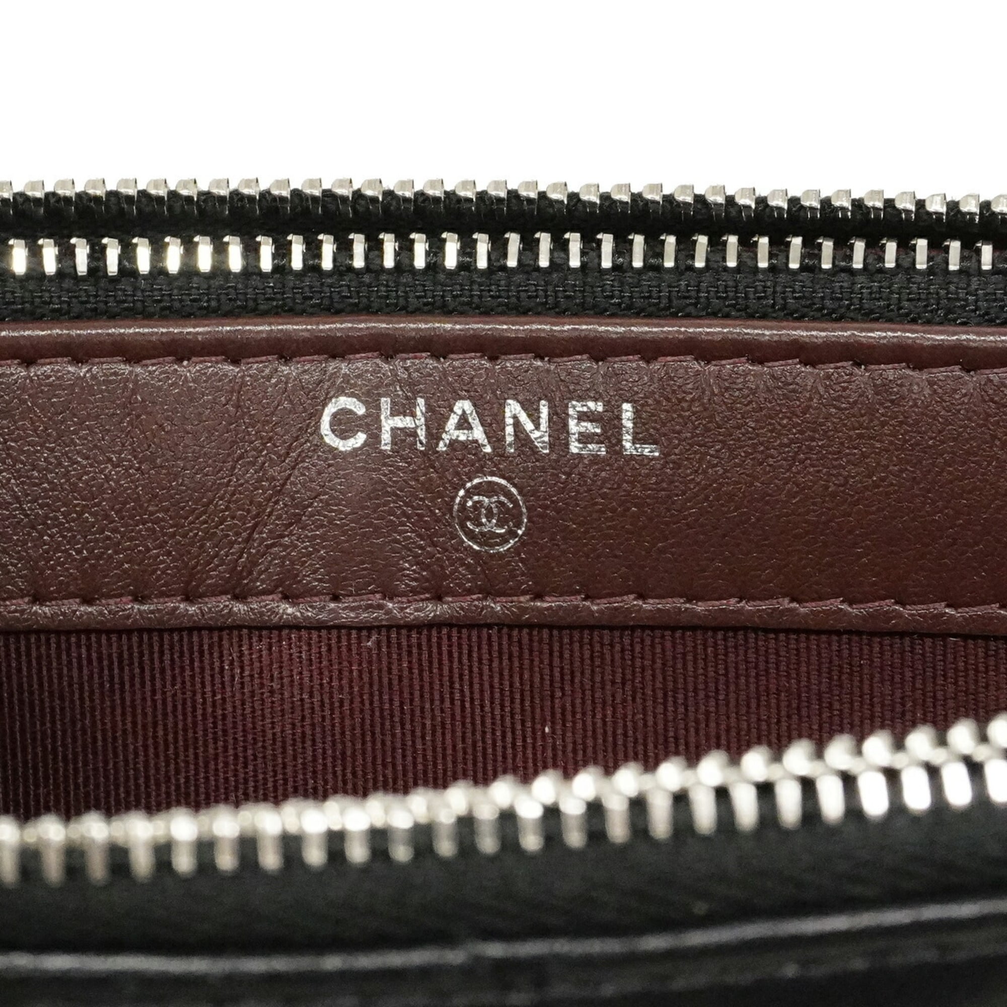 Chanel Black Leather Shoulder Bag (Pre-Owned)