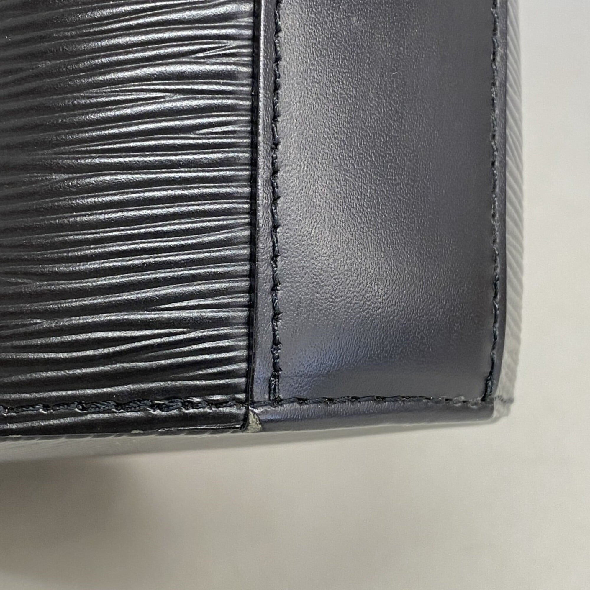 Louis Vuitton Noir Shoulder Bag (Pre-Owned)