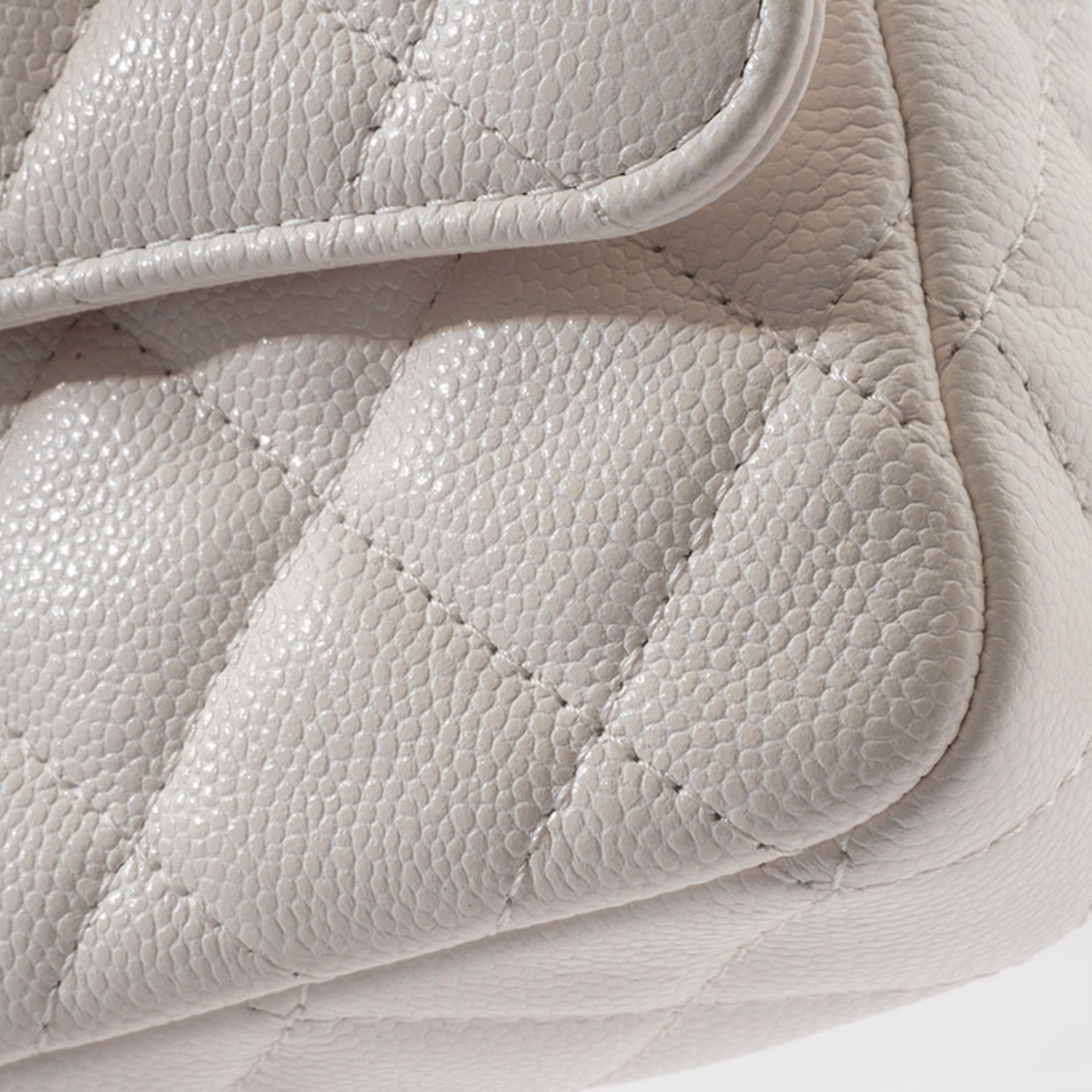 Chanel Matelasse White Caviar Leather Shoulder Bag (Pre-Owned)