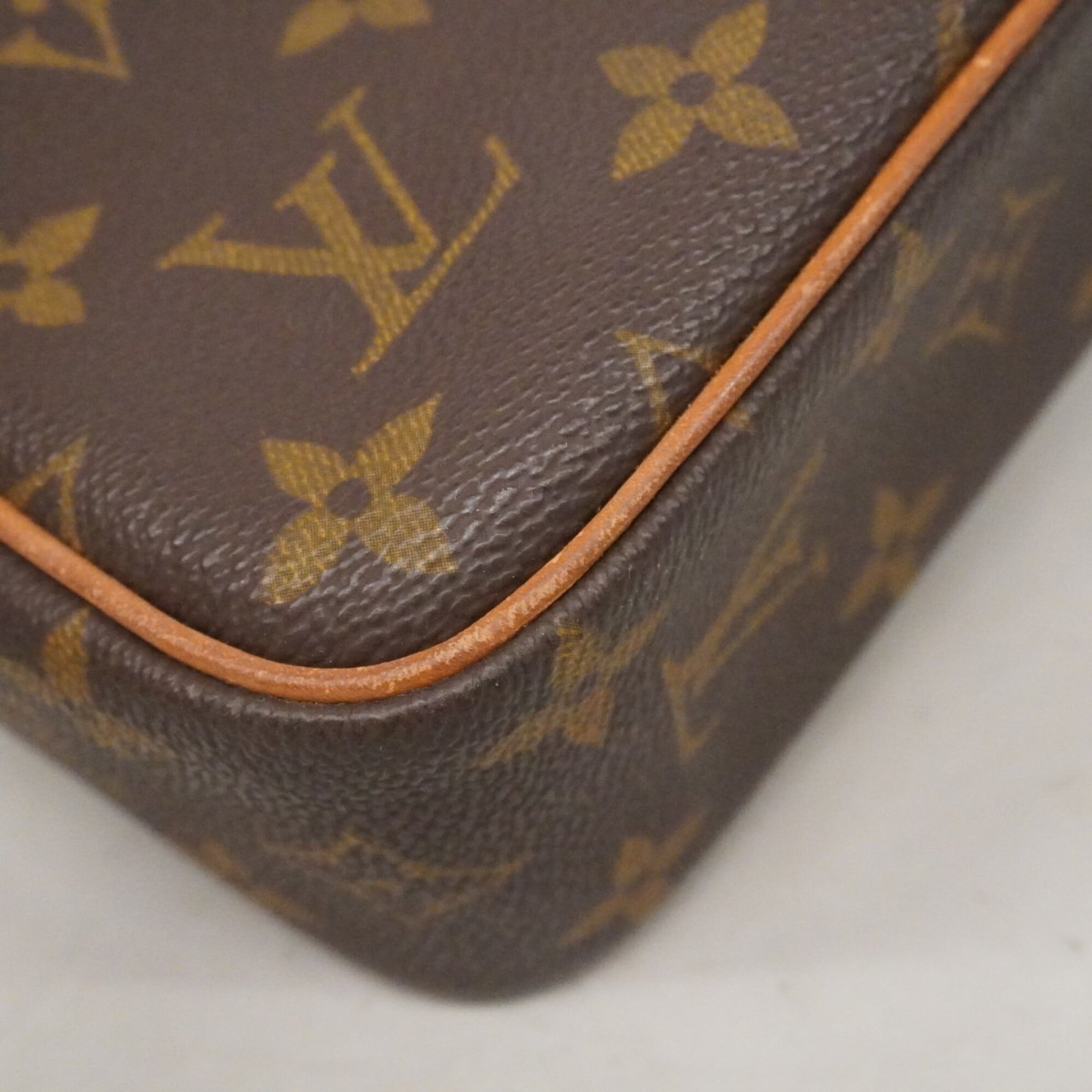 Louis Vuitton Brown Clutch Bag (Pre-Owned)