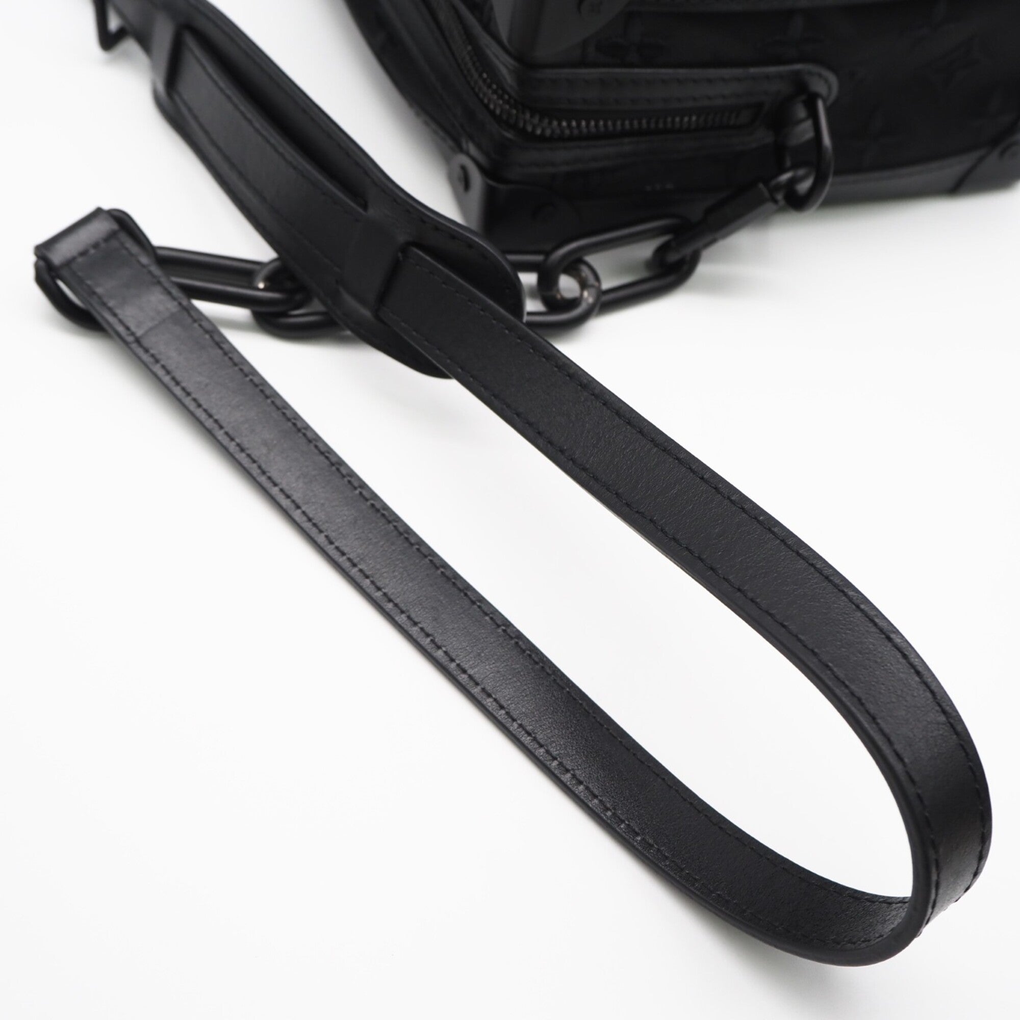 Louis Vuitton Black Mesh Leather Shoulder Bag (Pre-Owned)