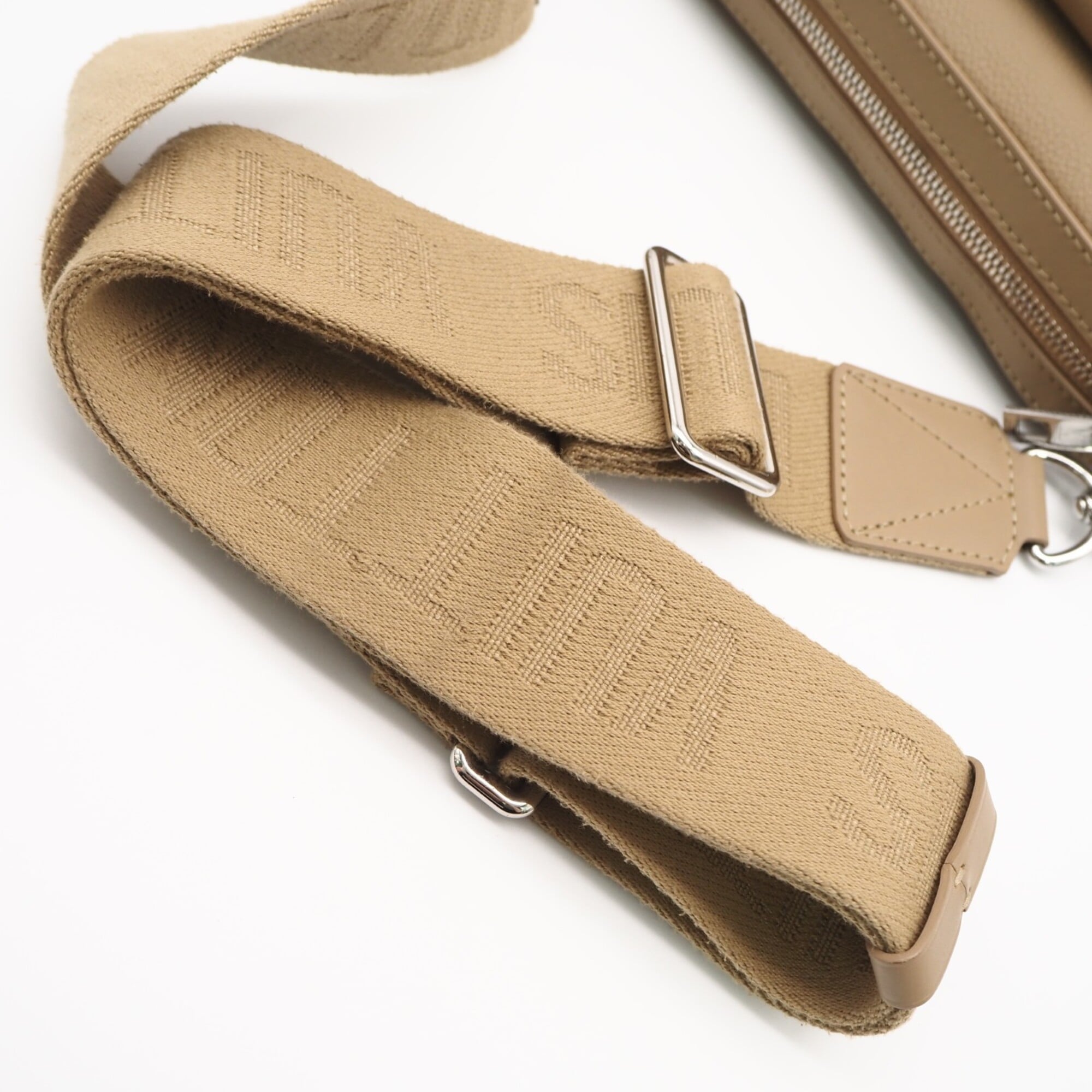 Louis Vuitton Beige Shoulder Bag (Pre-Owned)