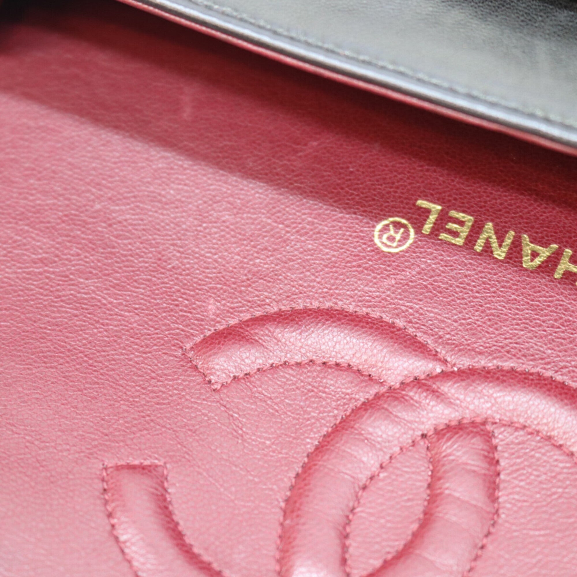 Chanel Black Leather Shoulder Bag (Pre-Owned)