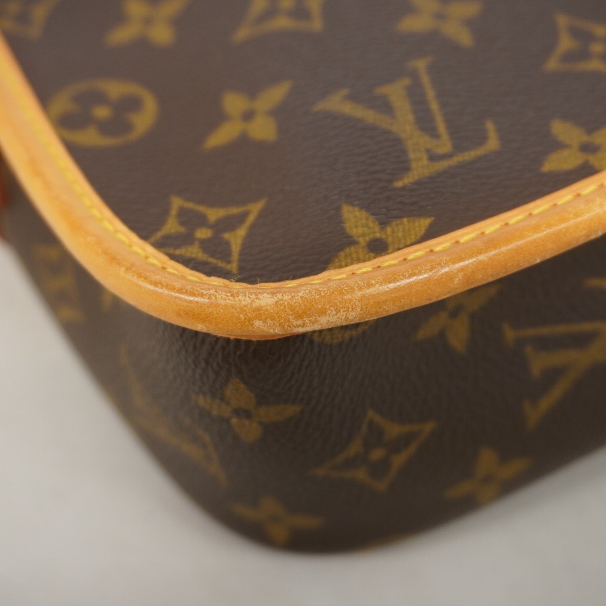 Louis Vuitton Brown Shoulder Bag (Pre-Owned)