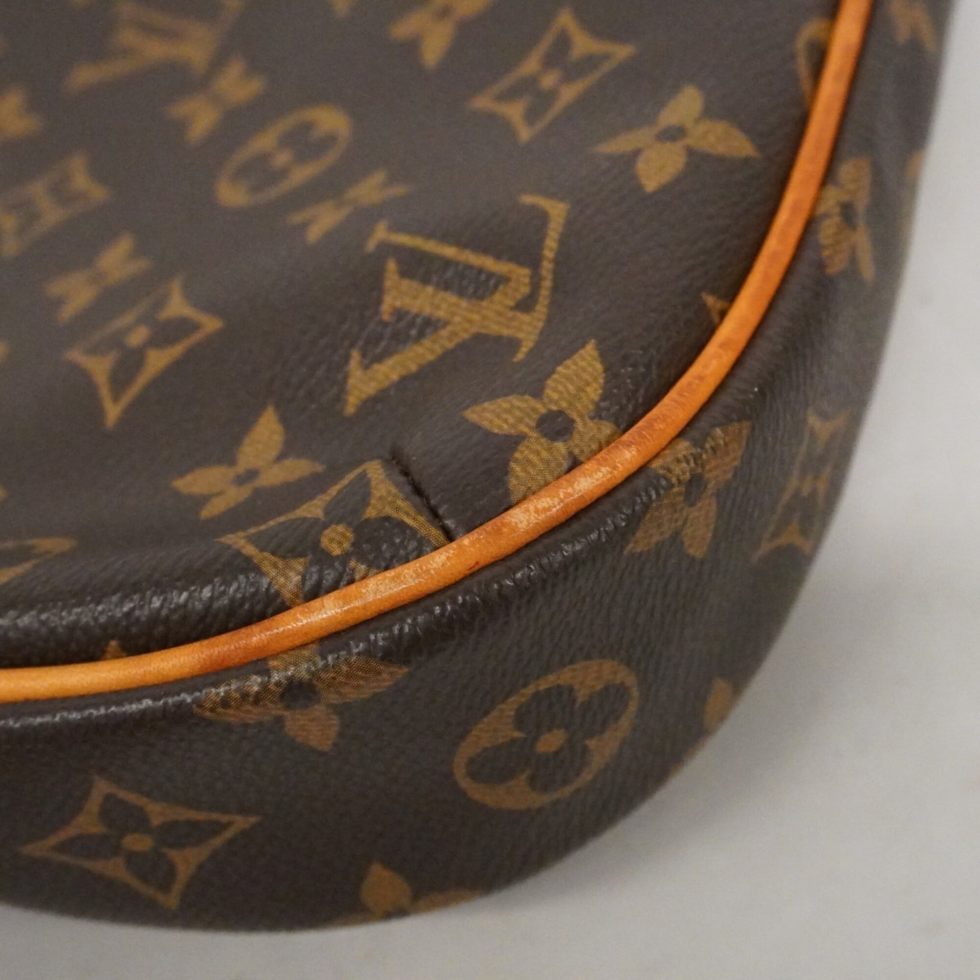 Louis Vuitton Brown Shoulder Bag (Pre-Owned)