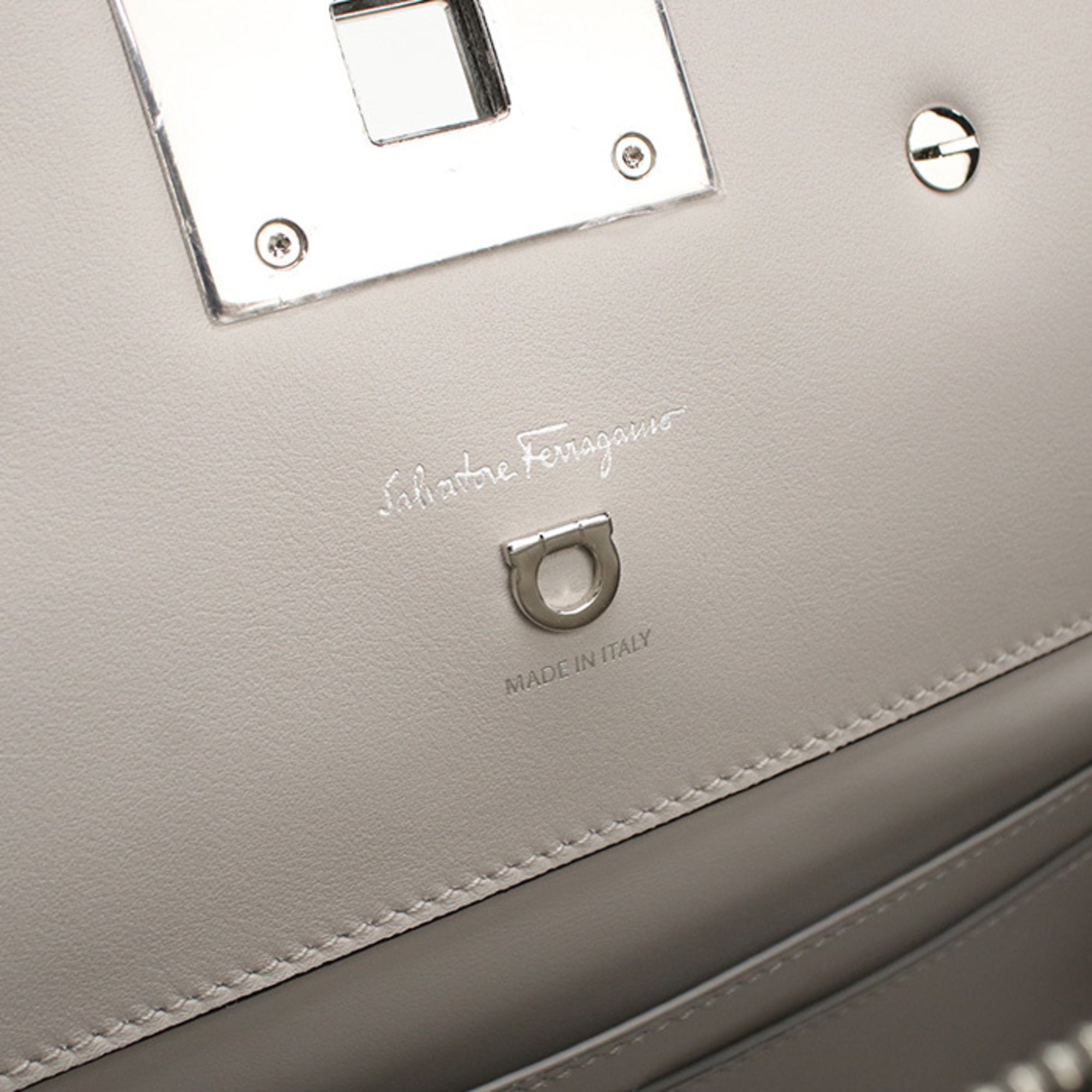 Salvatore Ferragamo Gray Leather Handbag (Pre-Owned)