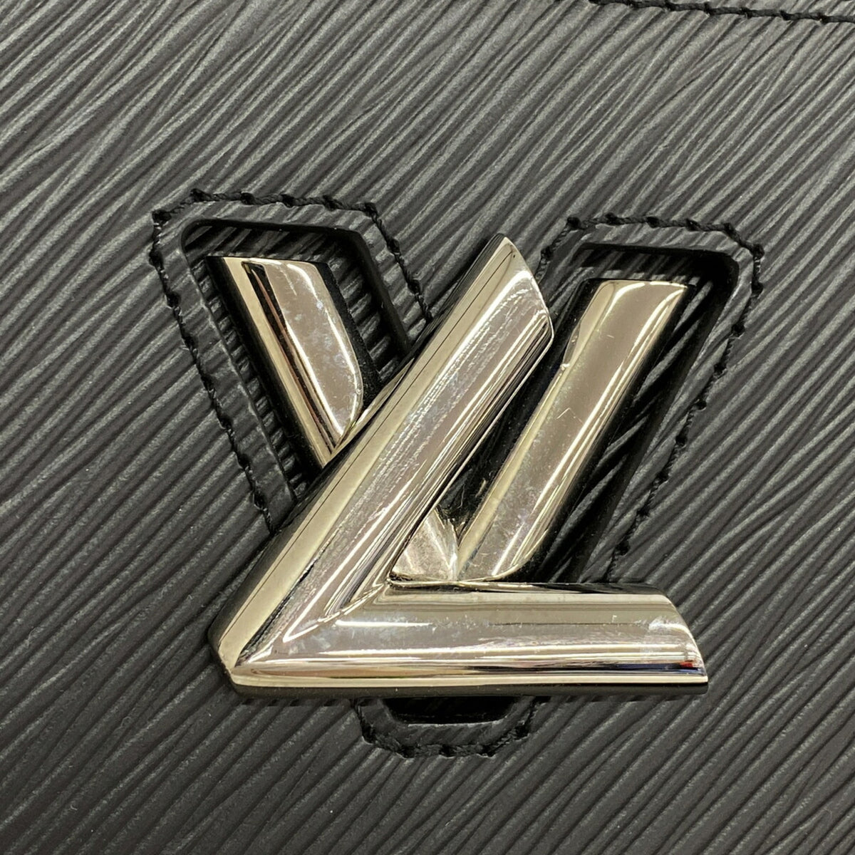 Louis Vuitton Noir Handbag (Pre-Owned)