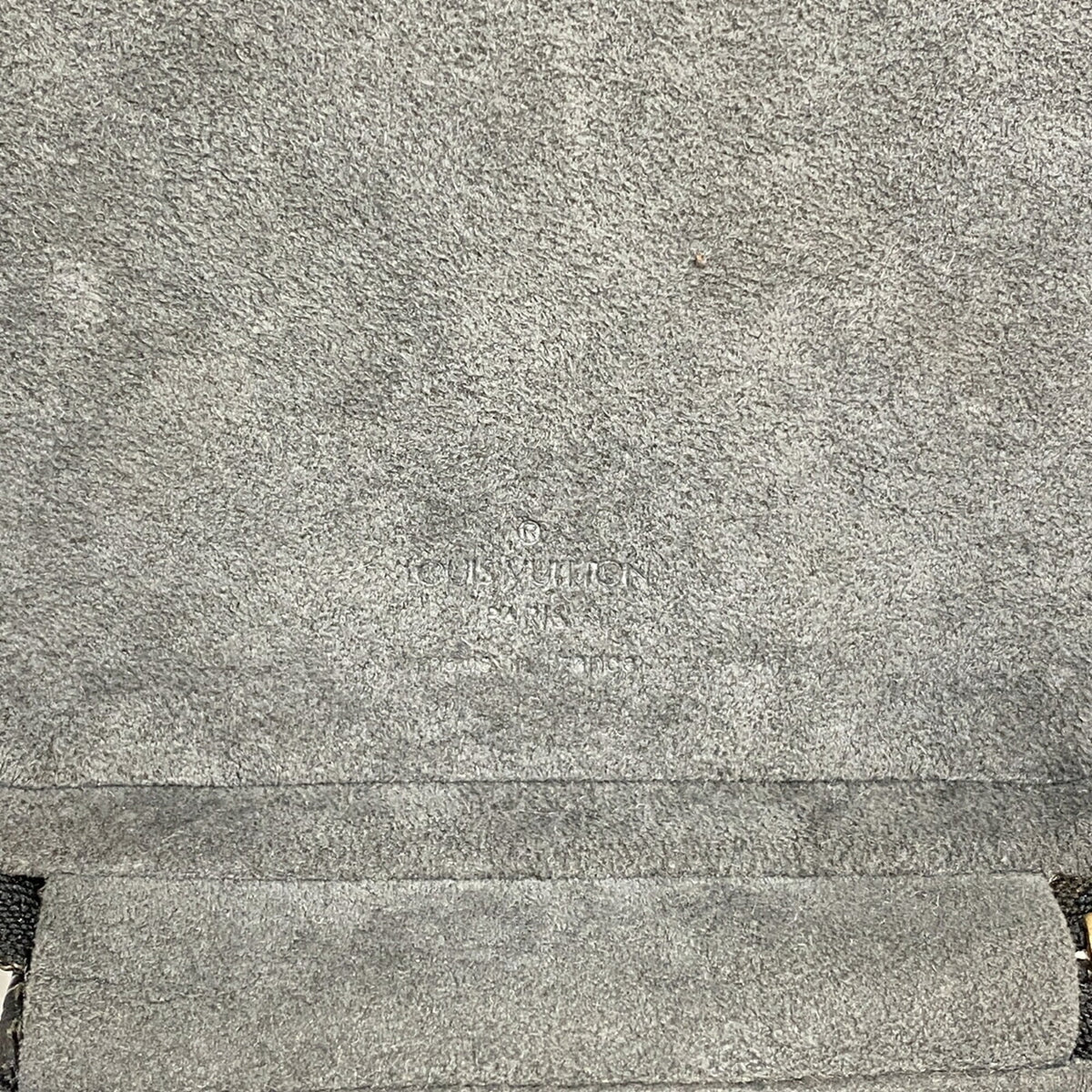 Louis Vuitton Noir Handbag (Pre-Owned)