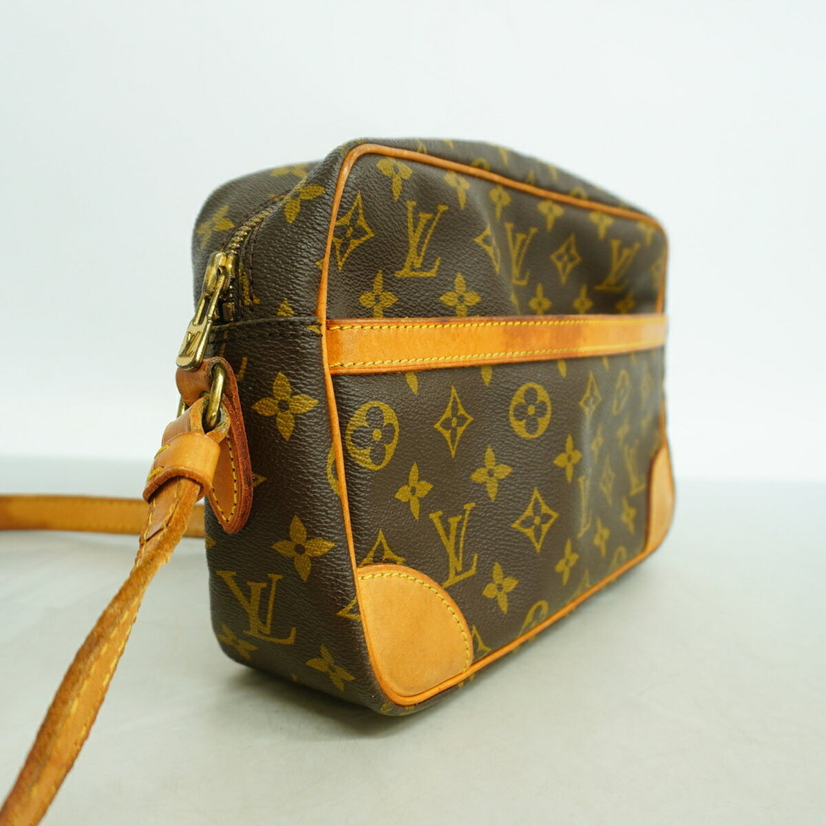 Louis Vuitton Brown Shoulder Bag (Pre-Owned)
