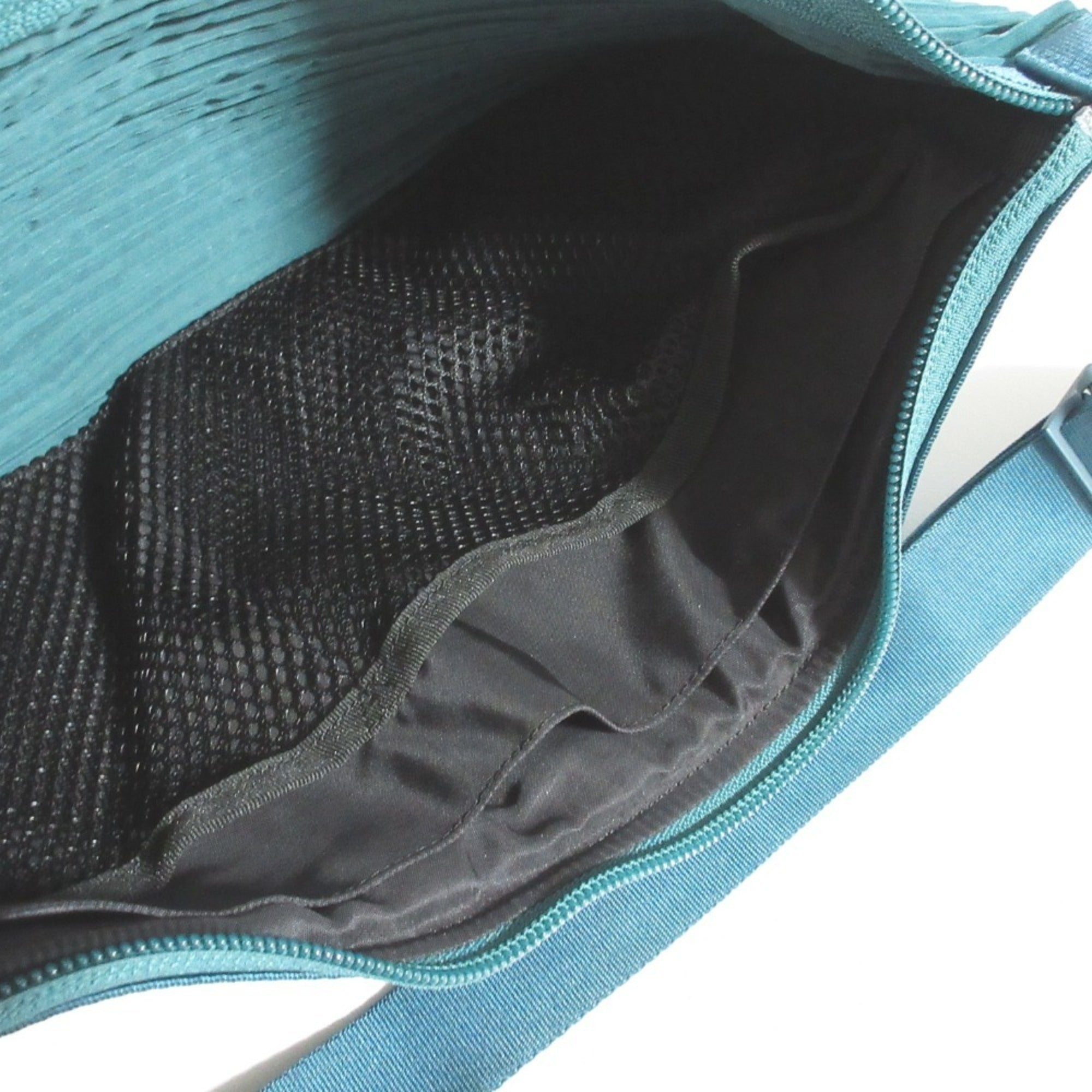 Issey Miyake Green Shoulder Bag (Pre-Owned)